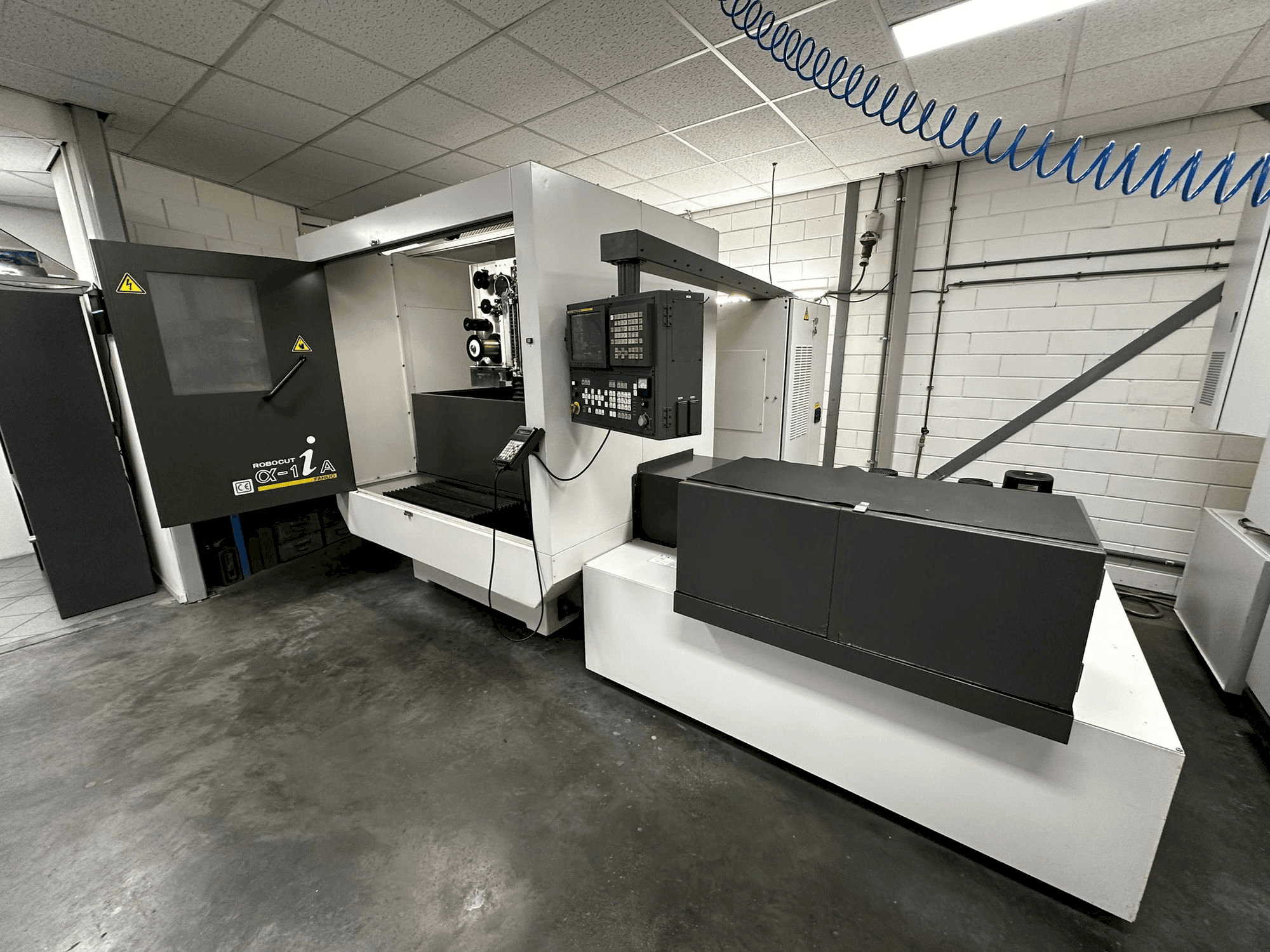 Widok z przodu maszyny FANUC Robocut α-1iA
