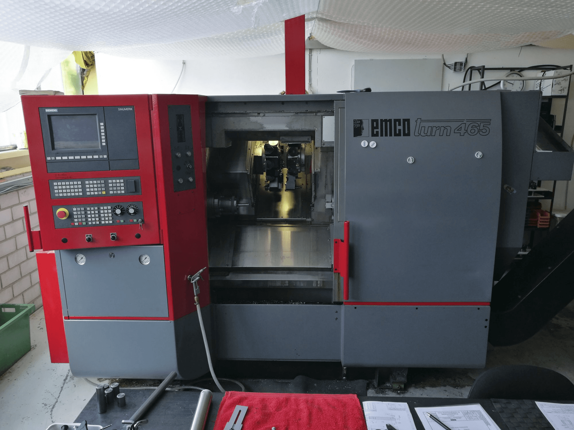 Widok z przodu maszyny EMCO EMCOTURN 465 DS
