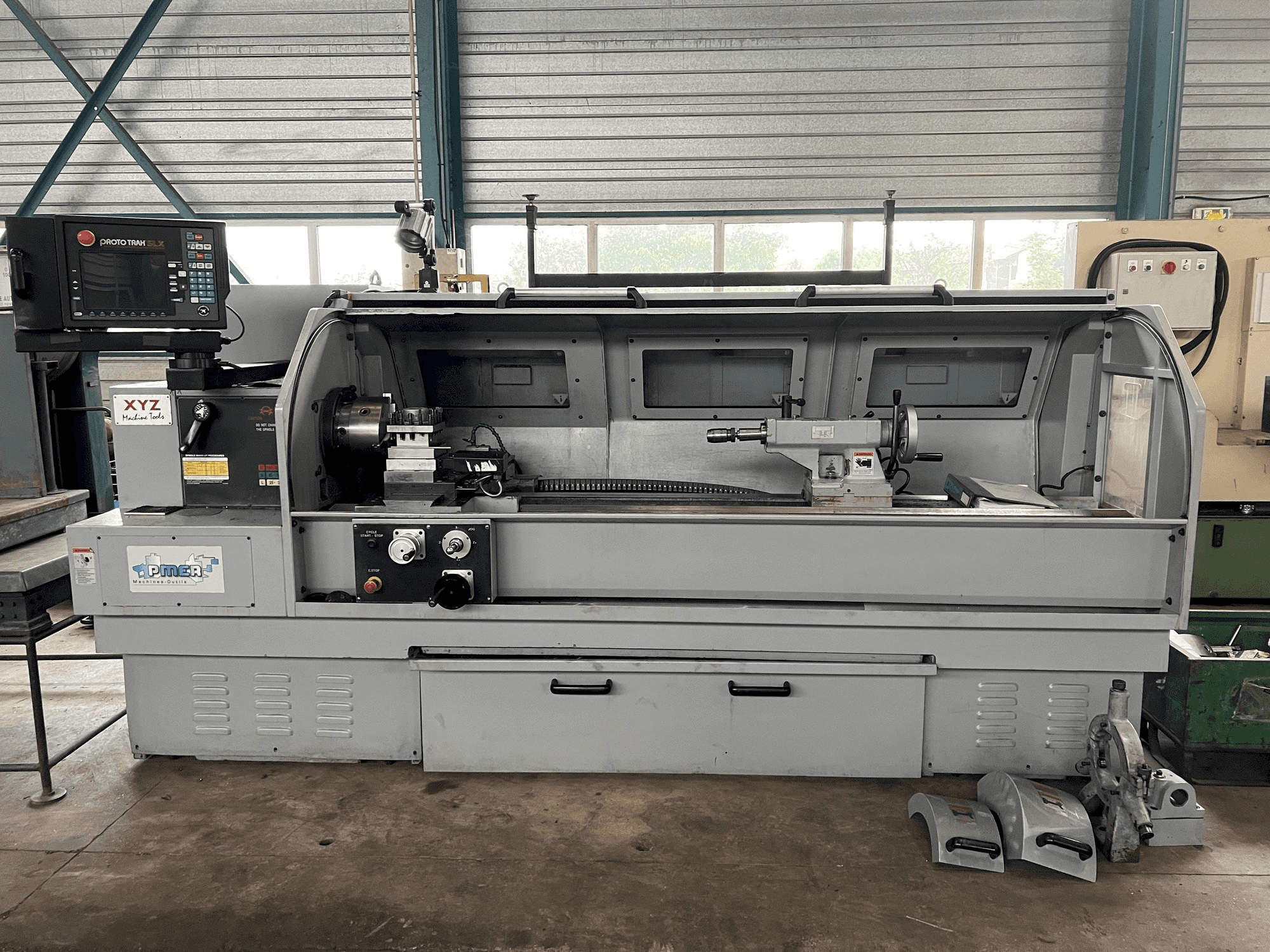 Widok z przodu maszyny XYZ PROTURN SLX 425-2M
