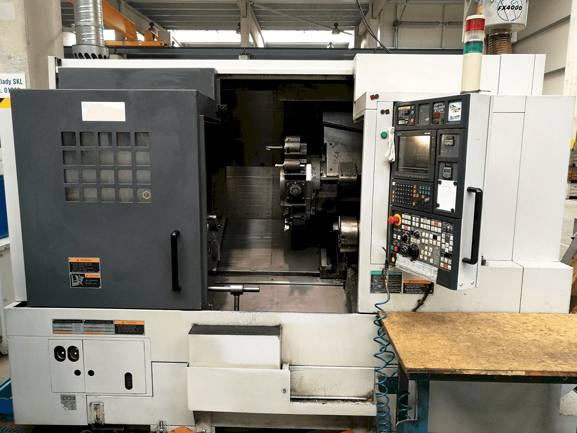Widok z przodu maszyny MORI SEIKI NL 2500 SMC