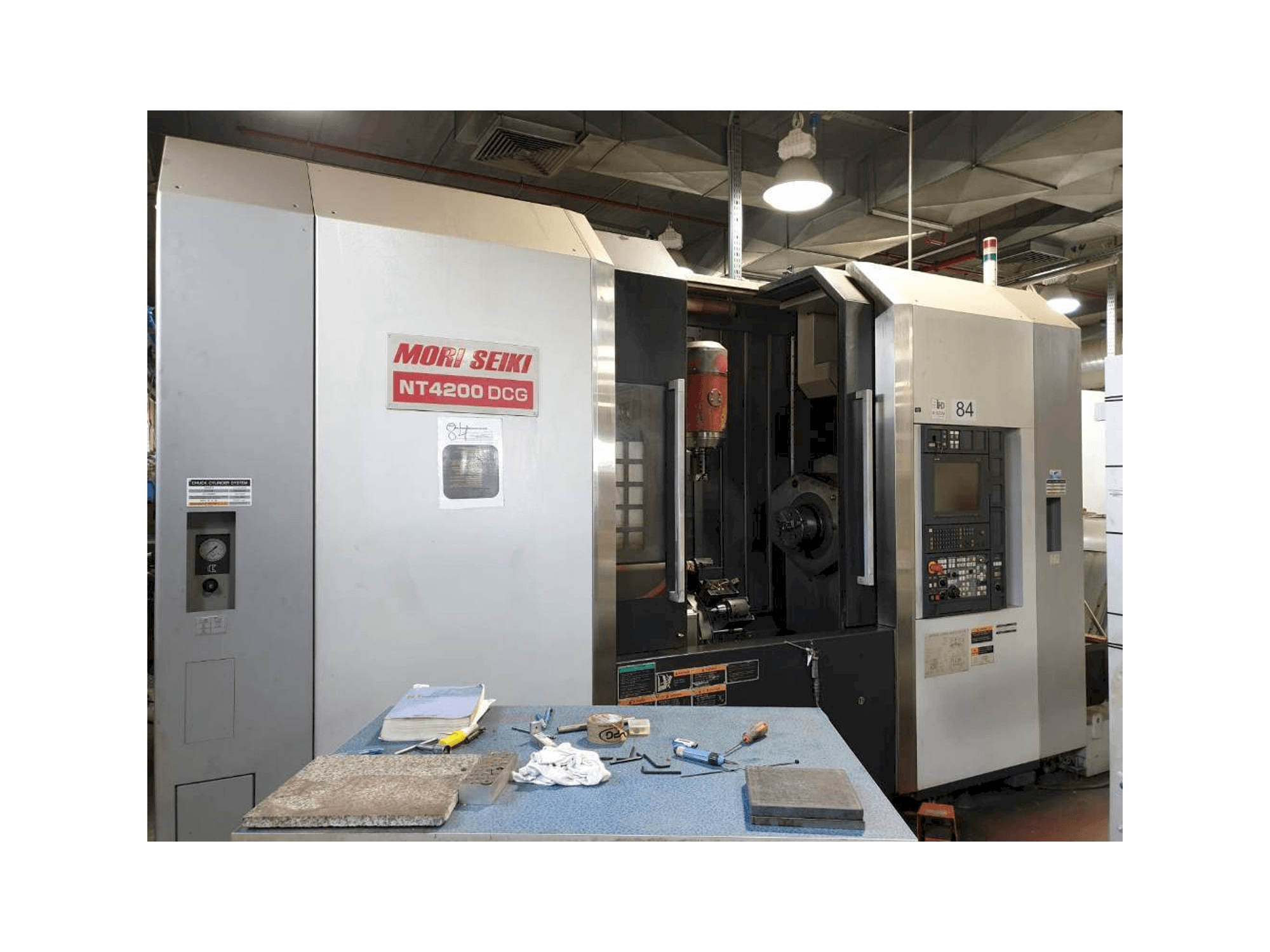 Widok z przodu maszyny MORI SEIKI NT4200 DCG