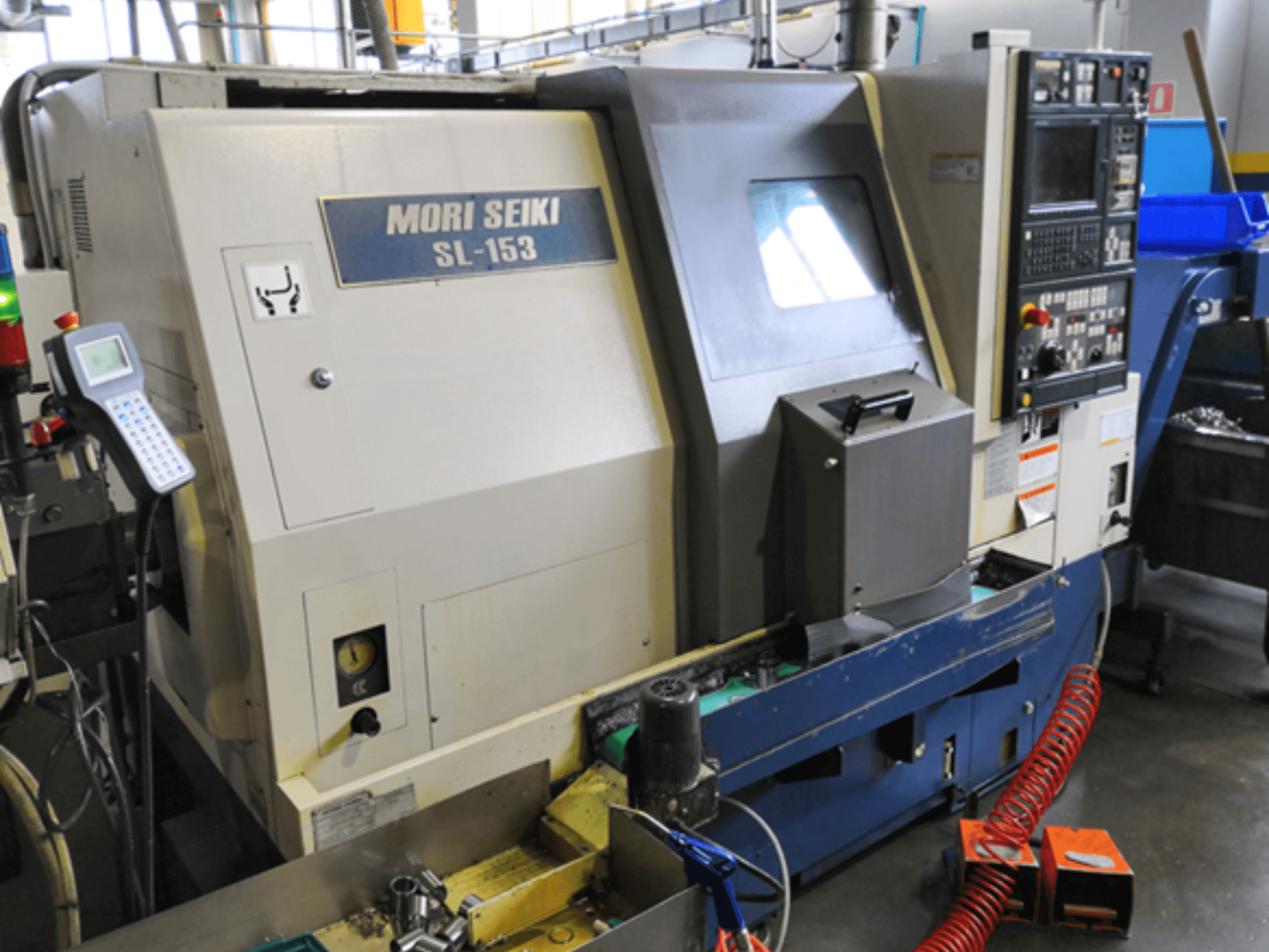 Tokarka pozioma MORI SEIKI SL-153 SMC, widok z przodu, panel sterowania i funkcje obsługi.