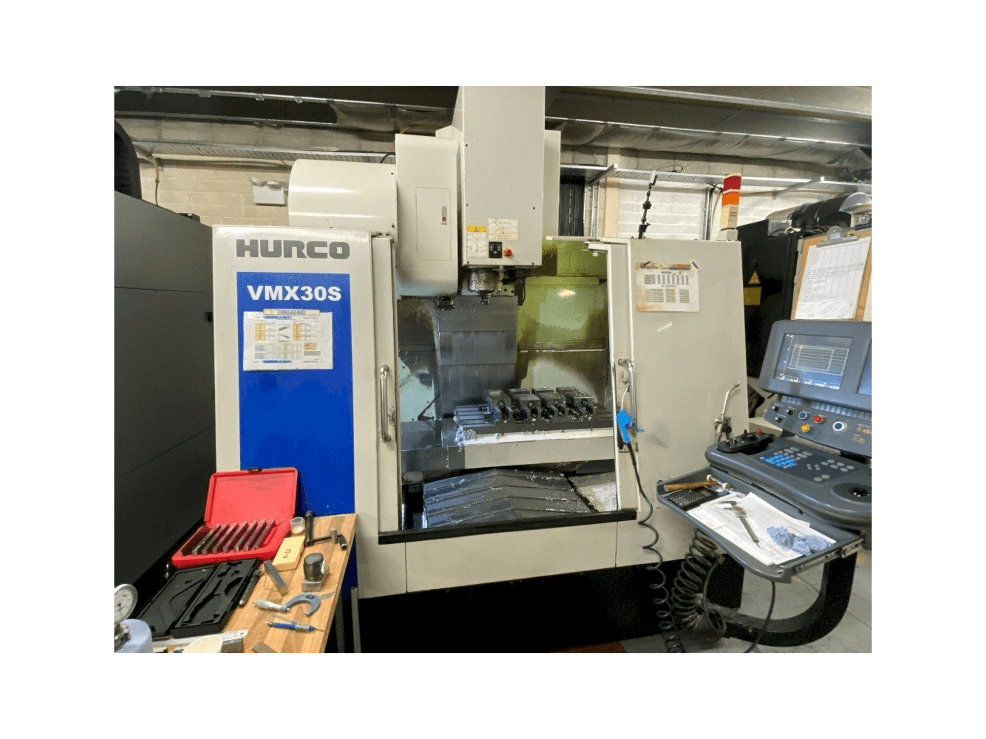 Widok z przodu maszyny Hurco VMX30S