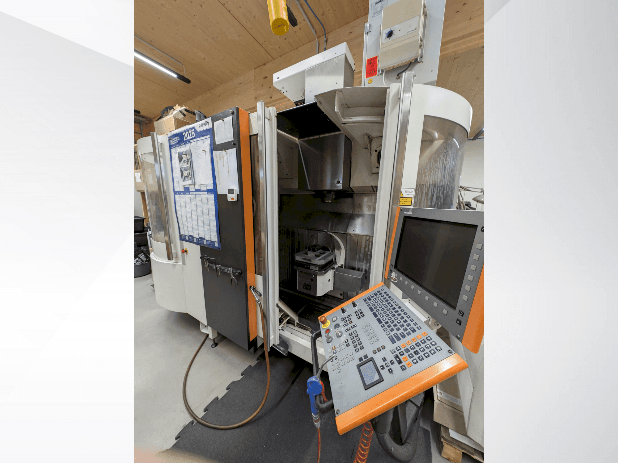 Widok z przodu maszyny MIKRON UCP 600 Vario