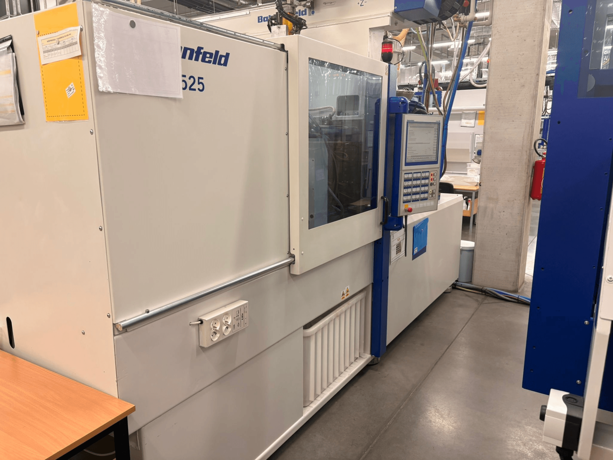 Maszyny firmy Arburg, model 620S, widok z przodu przedstawiający panel sterowania i porty zasilania w ustawieniach fabrycznych.