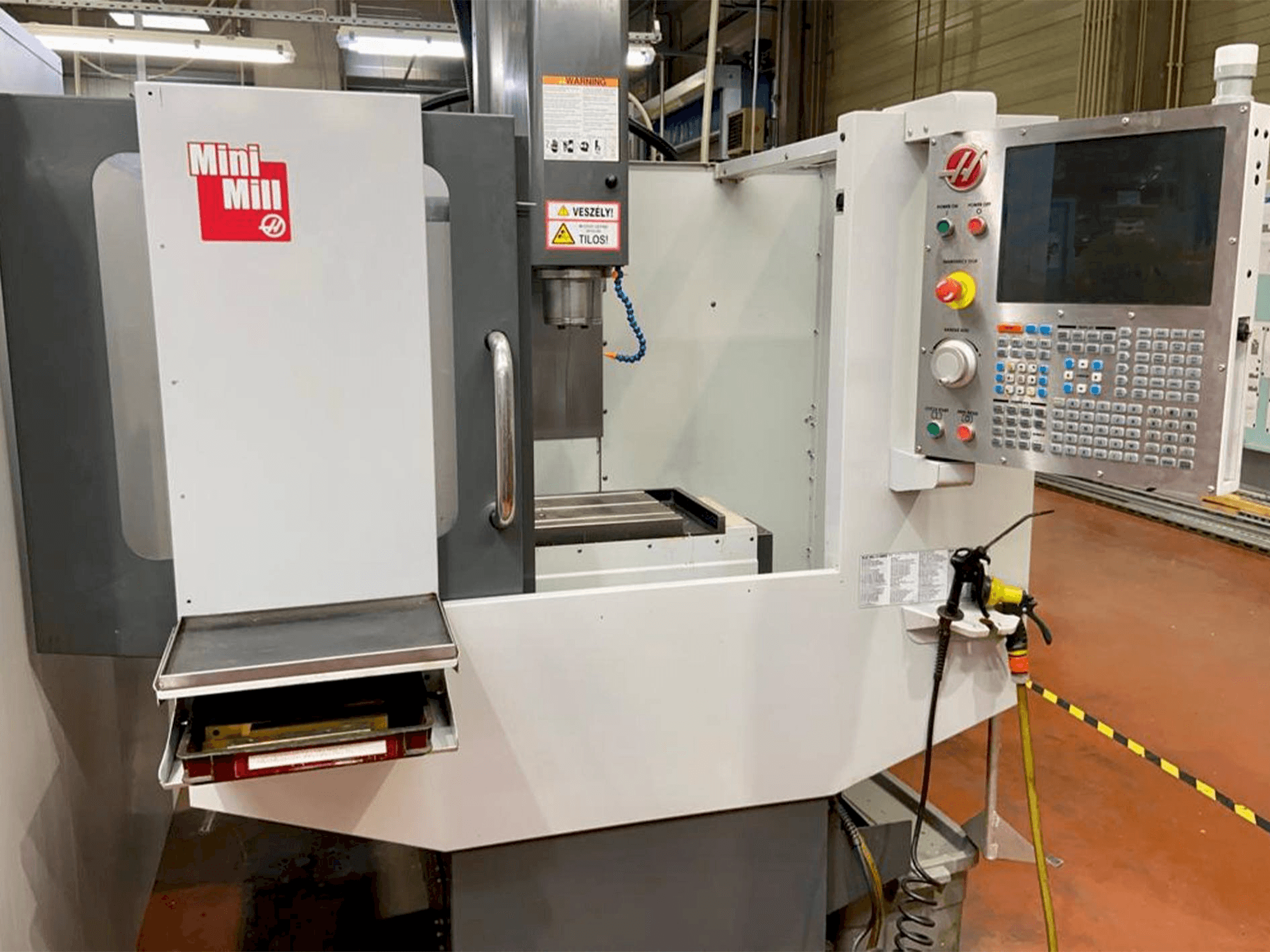 Widok z przodu maszyny HAAS MINIMILL