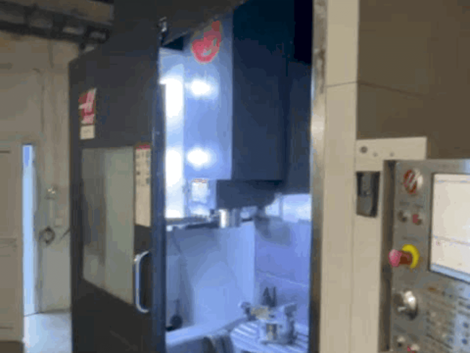 Widok z przodu maszyny HAAS UMC-750