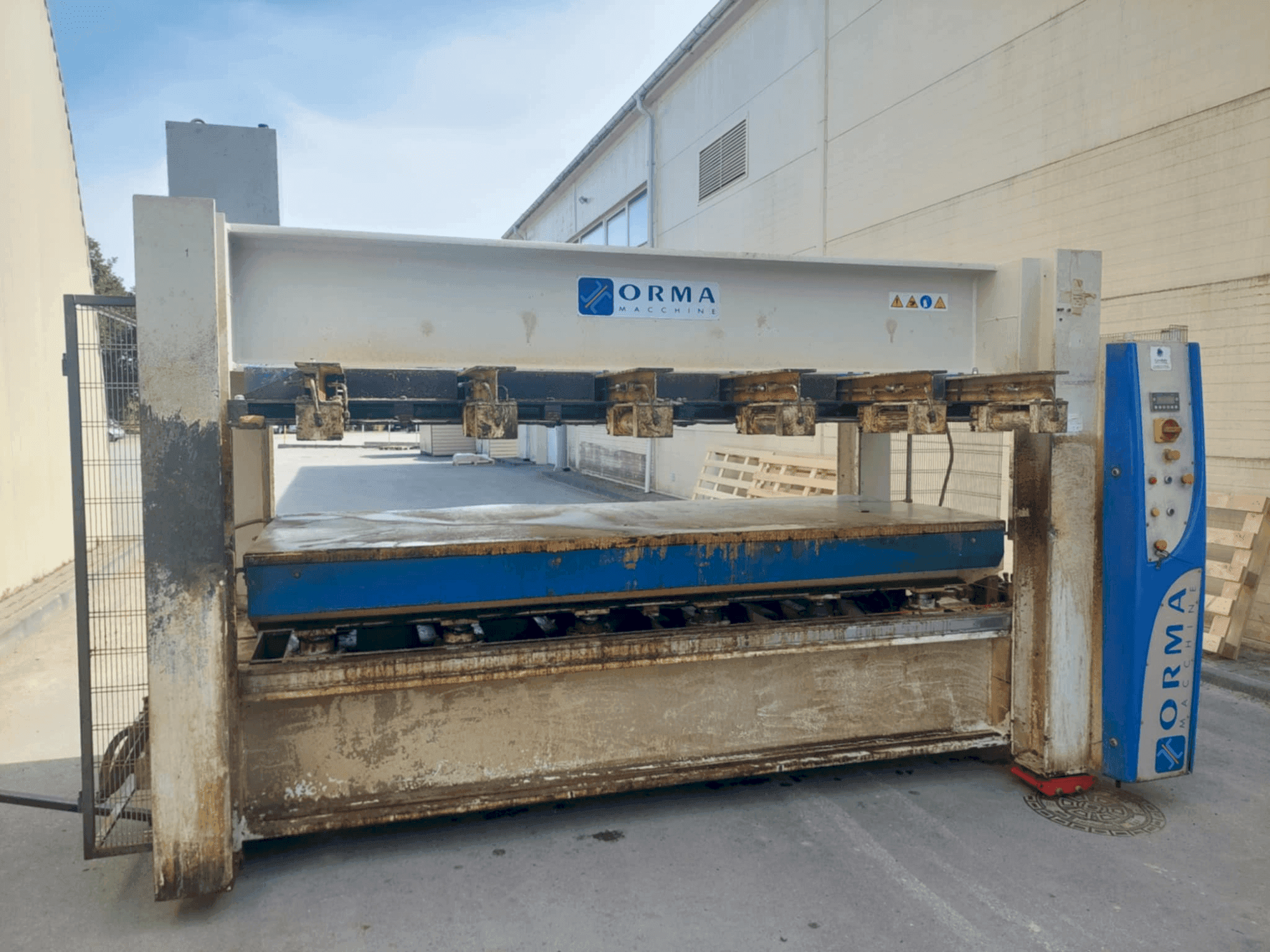 Widok z przodu maszyny ORMA NPC/L DIGIT30/13AF-BO