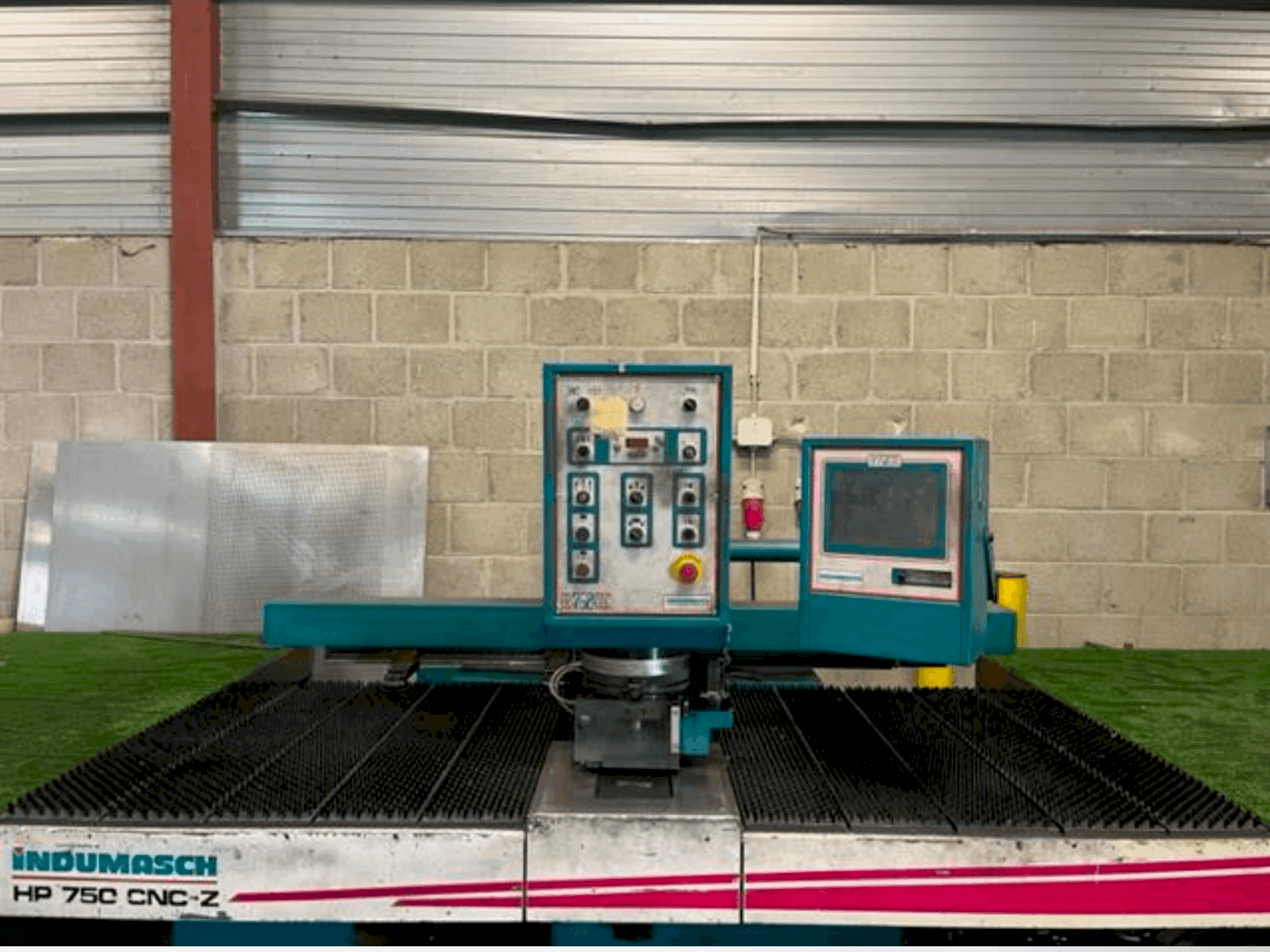 Widok z przodu maszyny Indumasch HP 750 CNC/Z