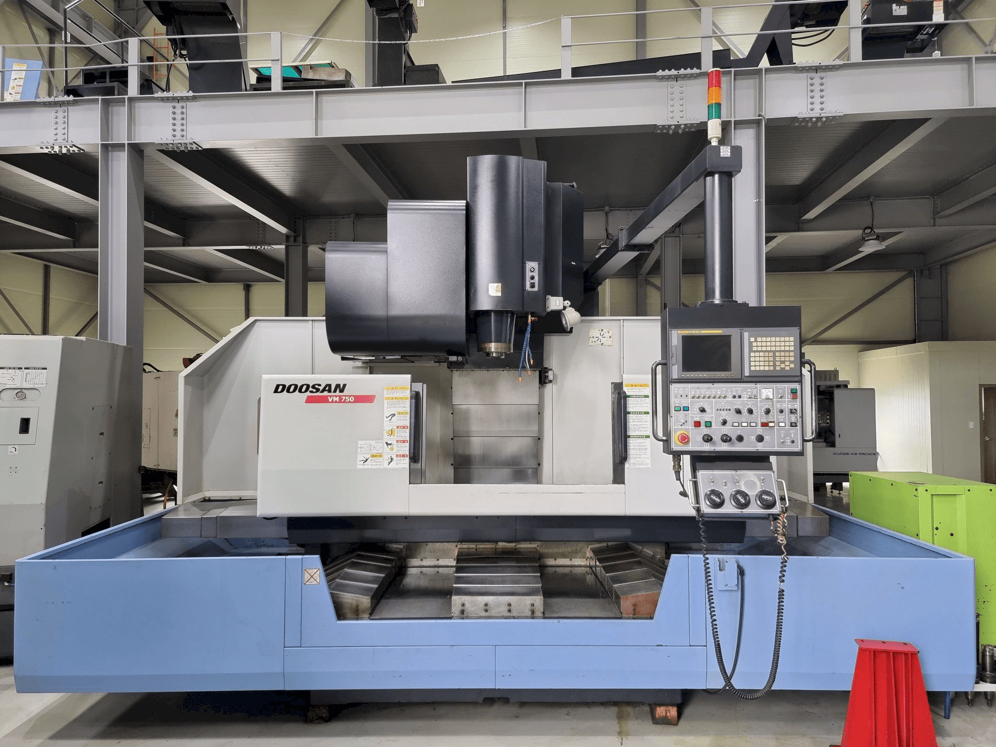 Widok z przodu maszyny Doosan VM750