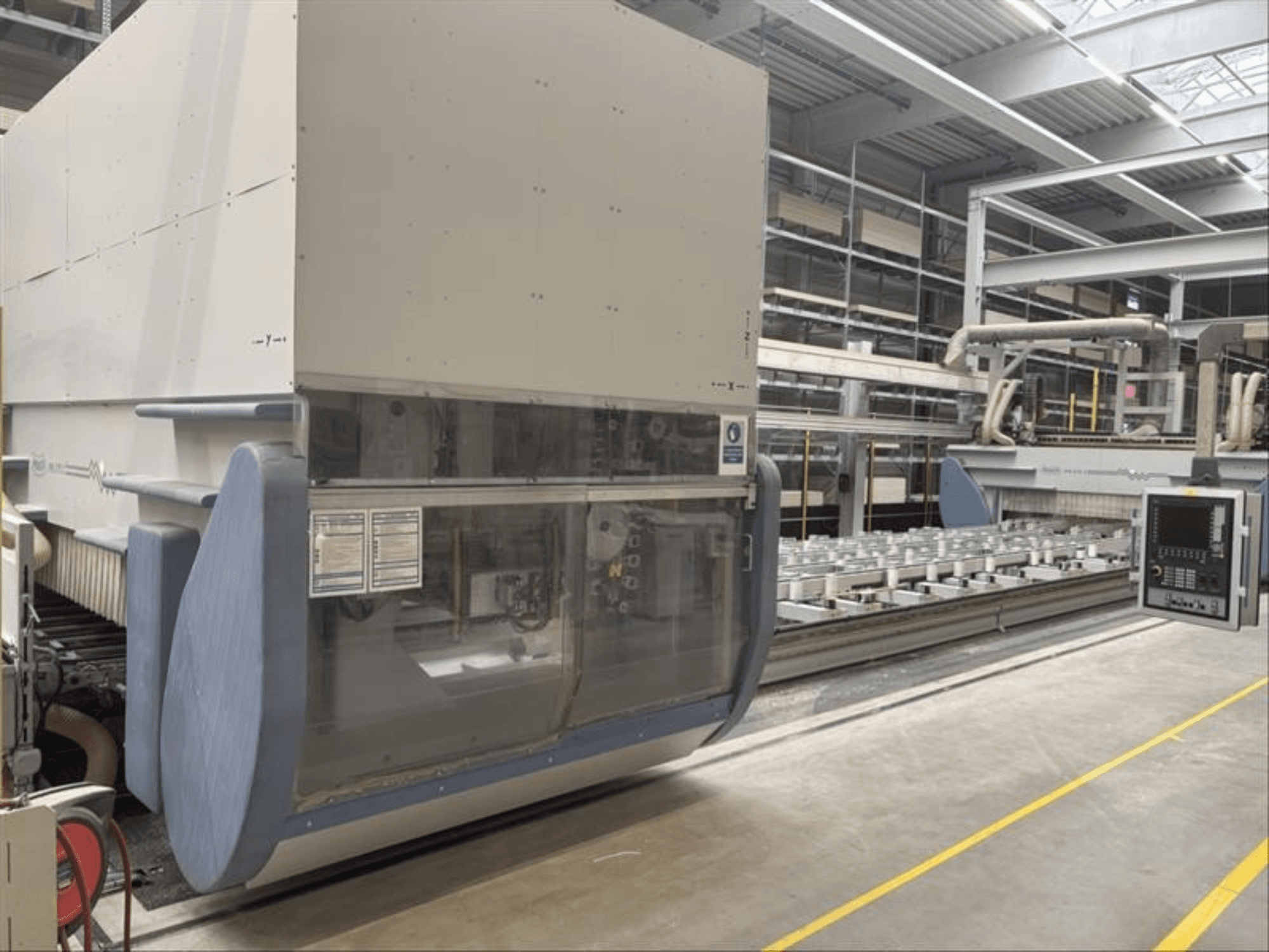 Centrum obróbcze CNC MAKA PM 270 X, widok z przodu przedstawiający panel sterowania i szczegóły maszyny w warunkach fabrycznych.