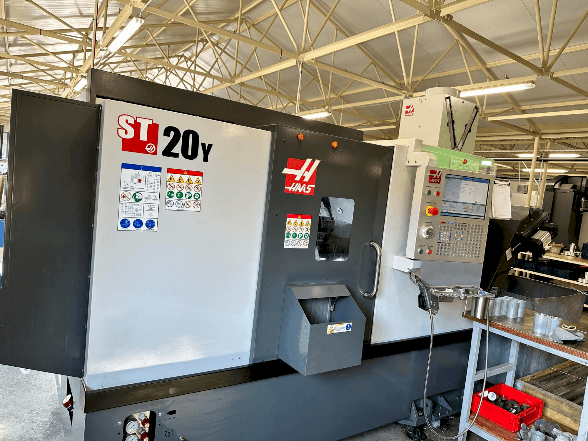 Widok z przodu maszyny HAAS ST-20Y (2022)