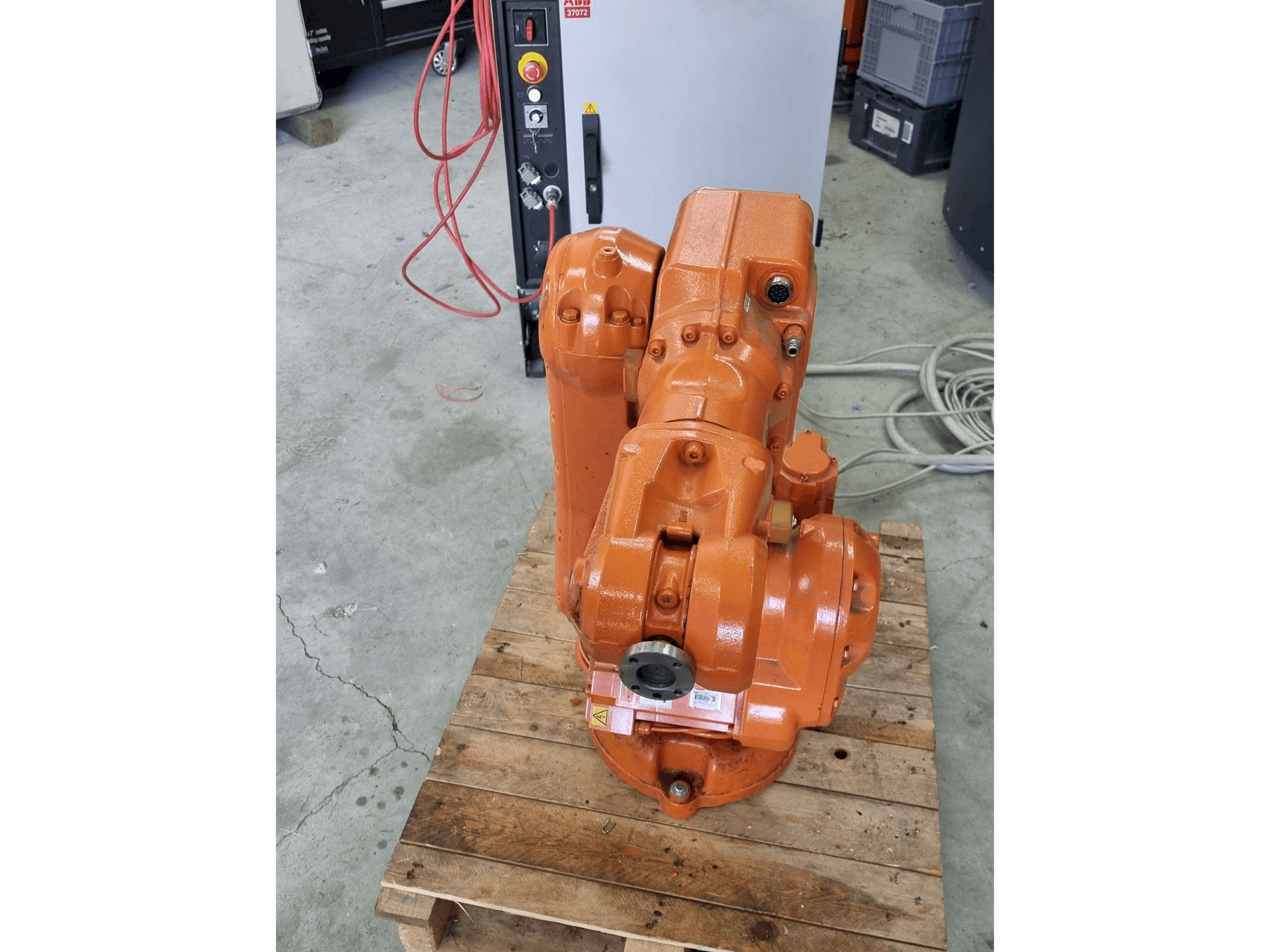 Widok z przodu maszyny ABB IRB140 - IRC5