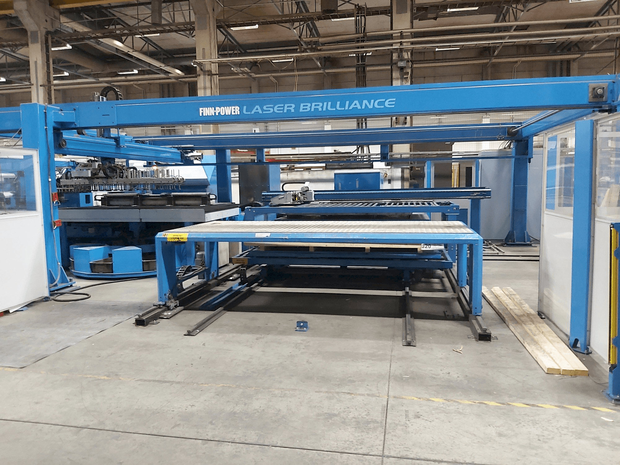 Widok z przodu maszyny Finn-Power LG6