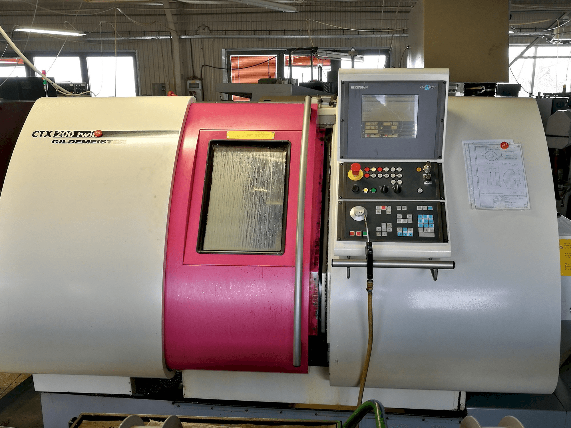 Widok z przodu maszyny Gildemeister CTX 200 Twin