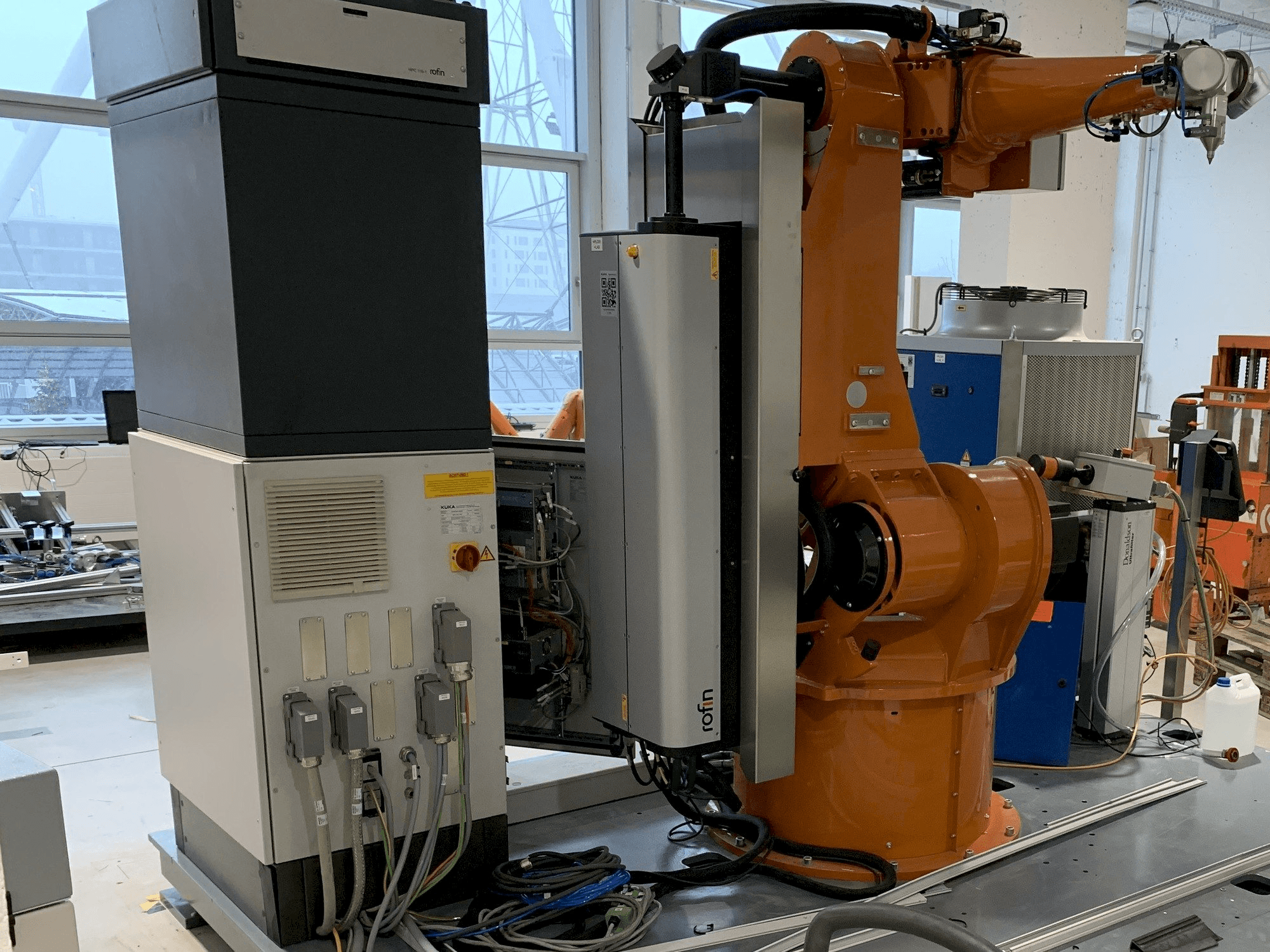 Widok z przodu maszyny Reis Robotics Laserroboter RV6L