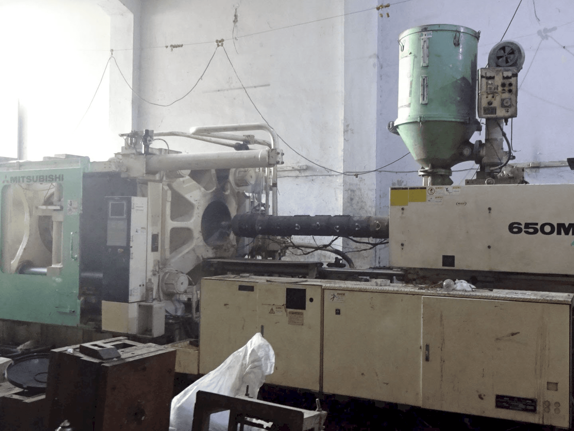 Widok z prawej maszyny Mitsubishi 650 MMG