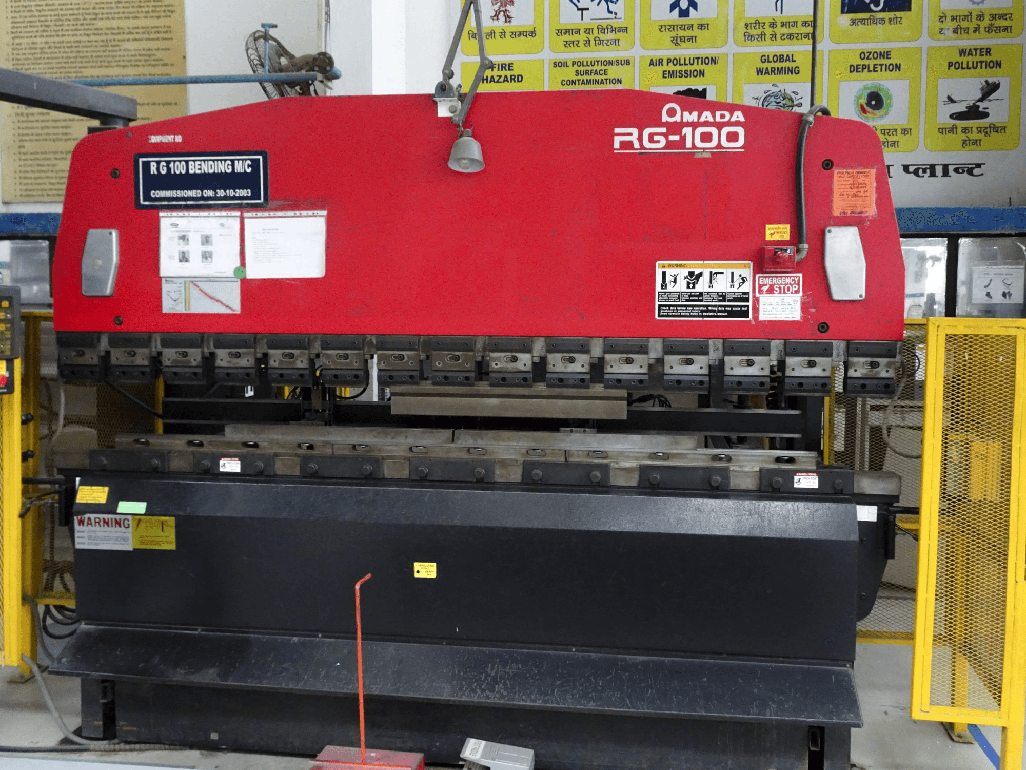 Widok z przodu maszyny AMADA RG-100