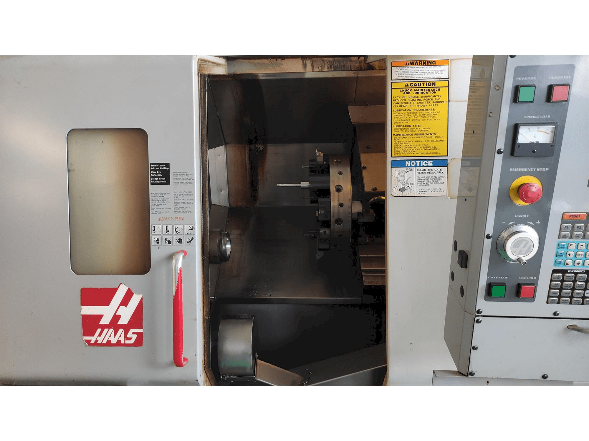 Widok z przodu maszyny HAAS SL-20HE