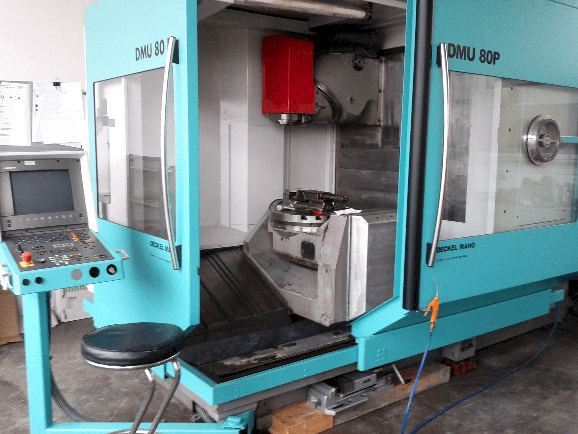 Widok z przodu maszyny DECKEL MAHO DMU 80P