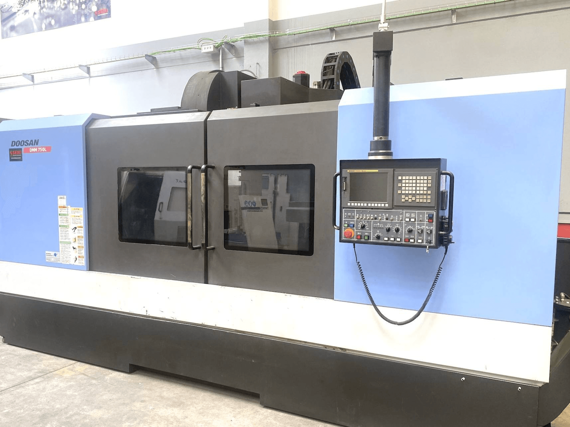 Widok z przodu maszyny Doosan DNM 750L