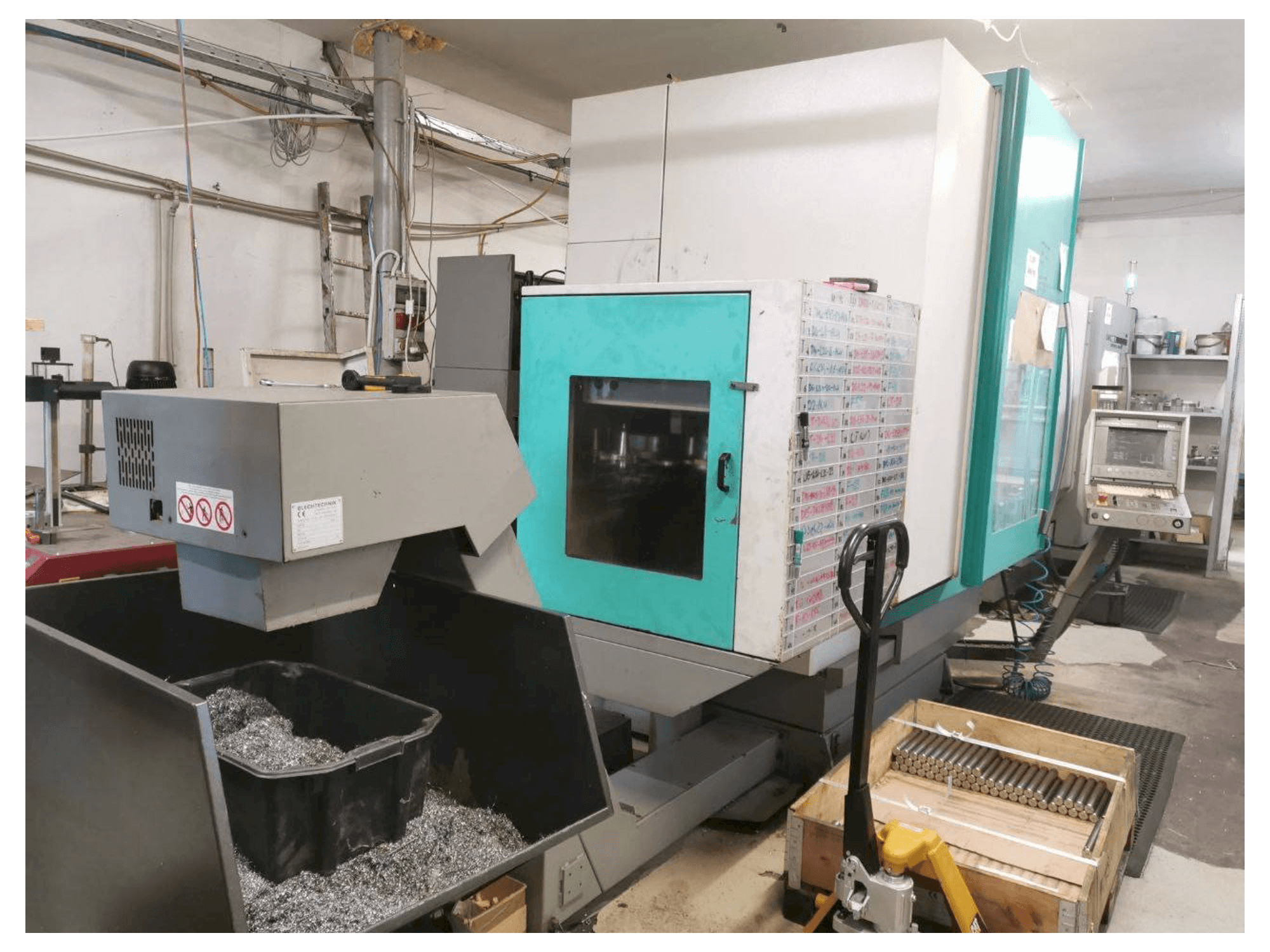 Widok z przodu maszyny DECKEL MAHO 70 V