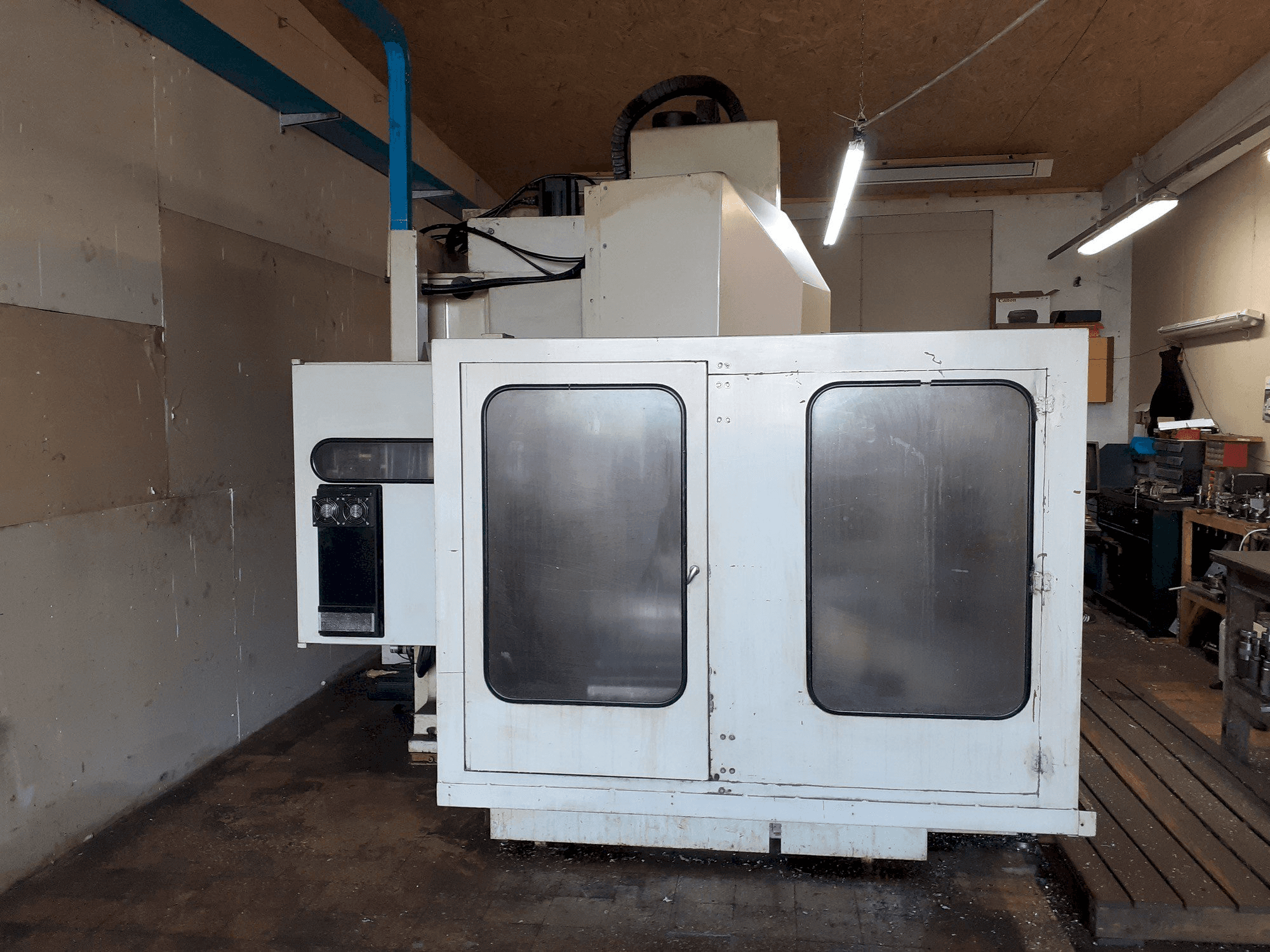 Widok z przodu maszyny Hurco BMC 50-P