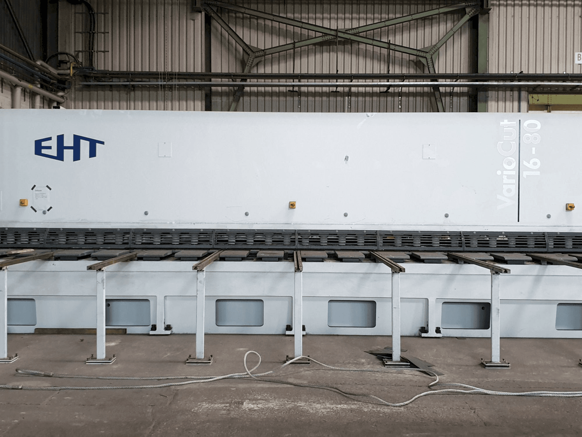 Widok z przodu maszyny EHT VarioCut 16-80