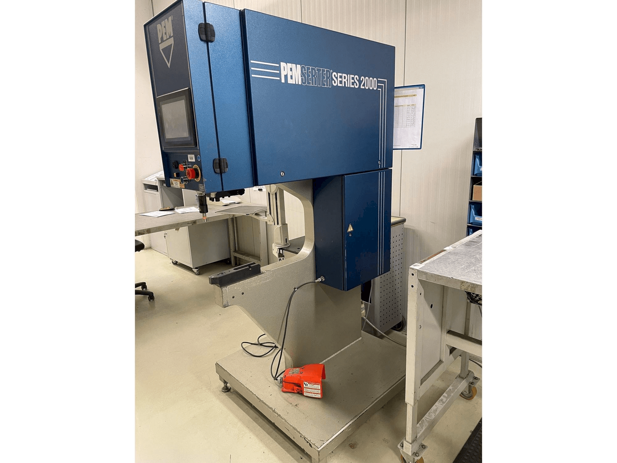 Widok z przodu maszyny PEM-SERTER Series 2000A