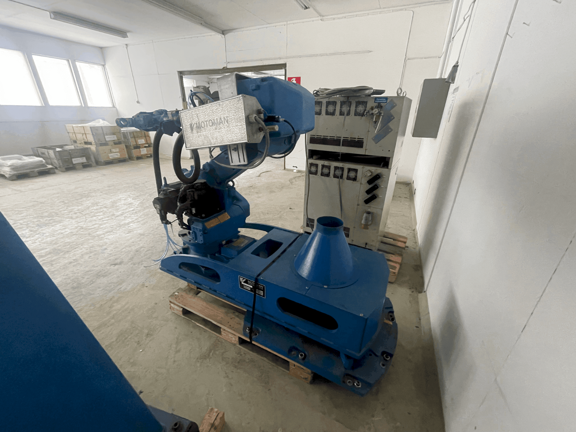 Widok z przodu maszyny MOTOMAN VST 600 SX