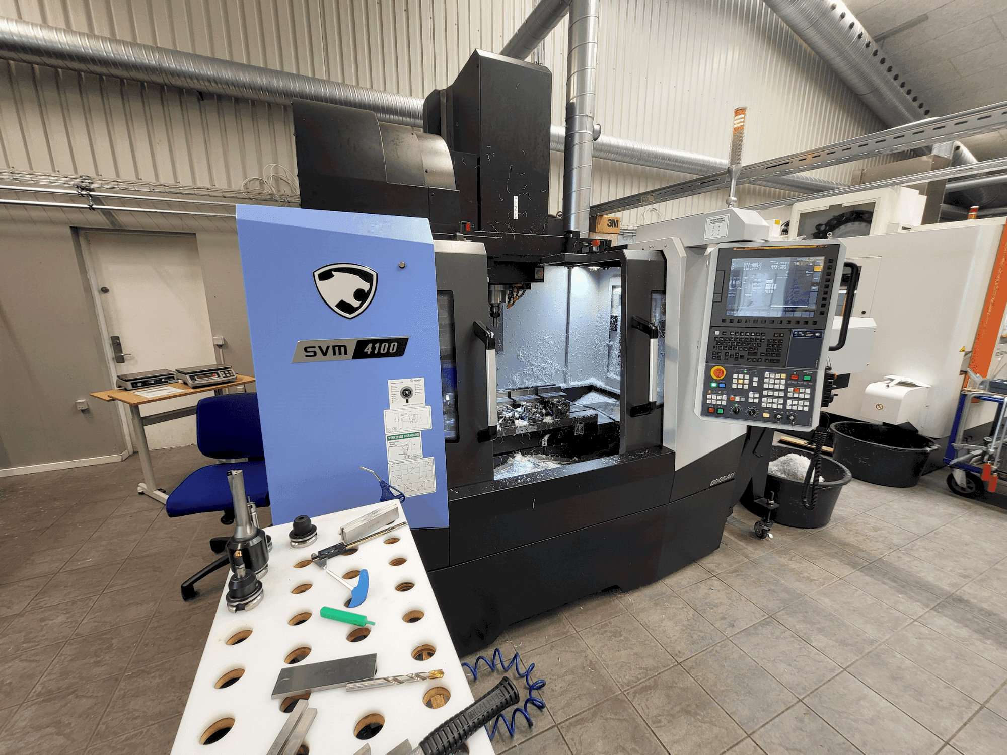 Widok z przodu maszyny DOOSAN SVM4100