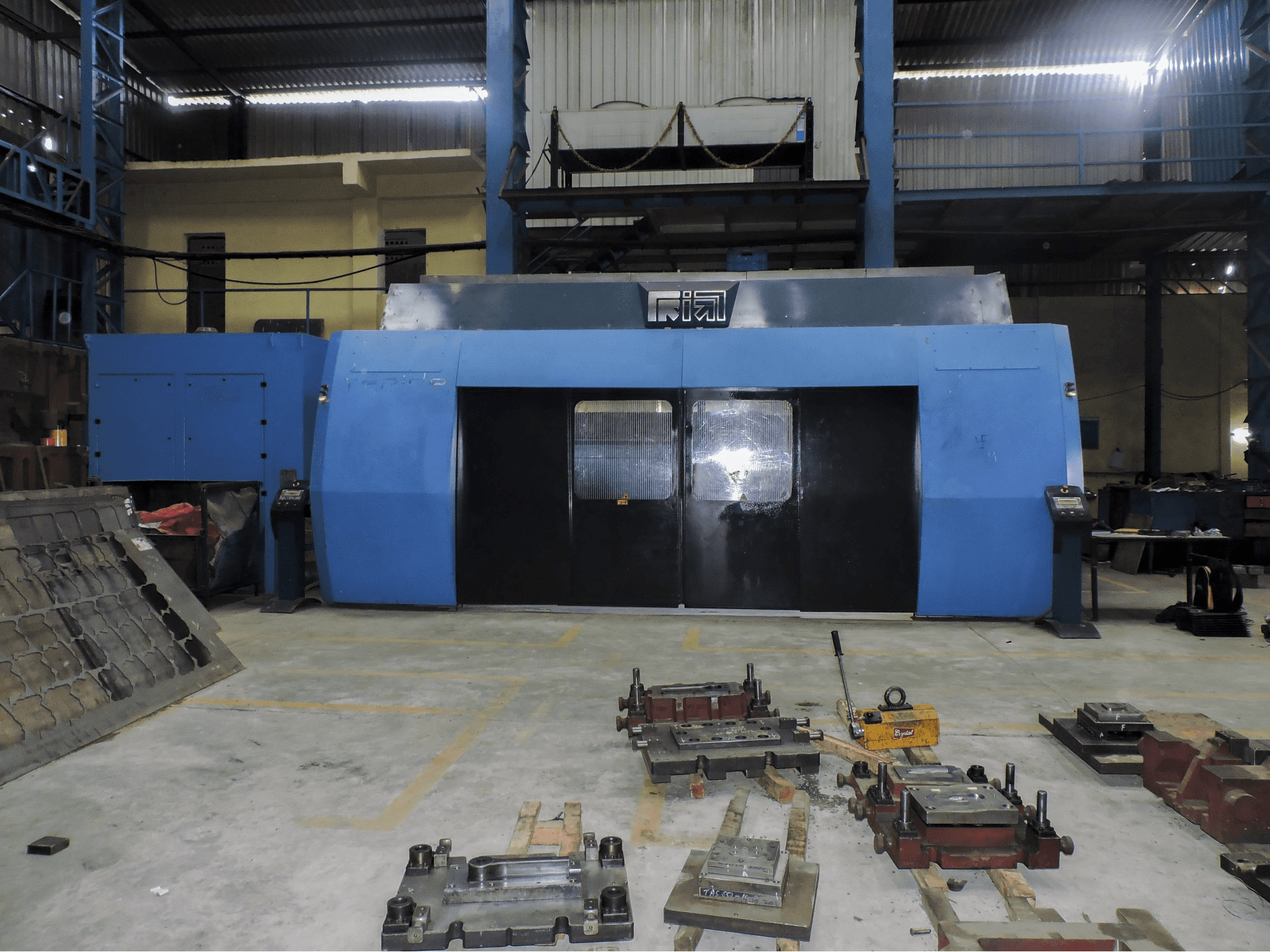 Widok z przodu maszyny Prima Power RAPIDO