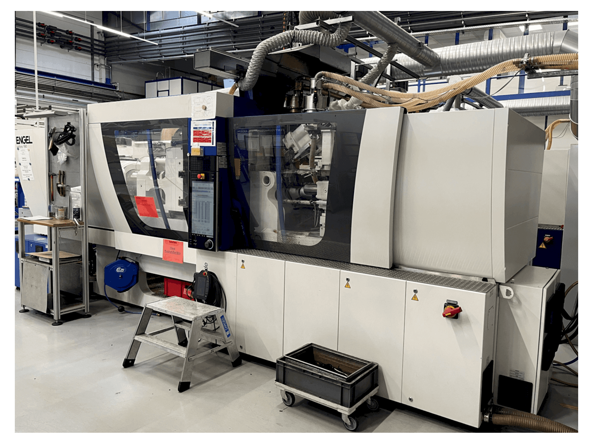 Widok z przodu maszyny Engel Victory 200H 60W 180