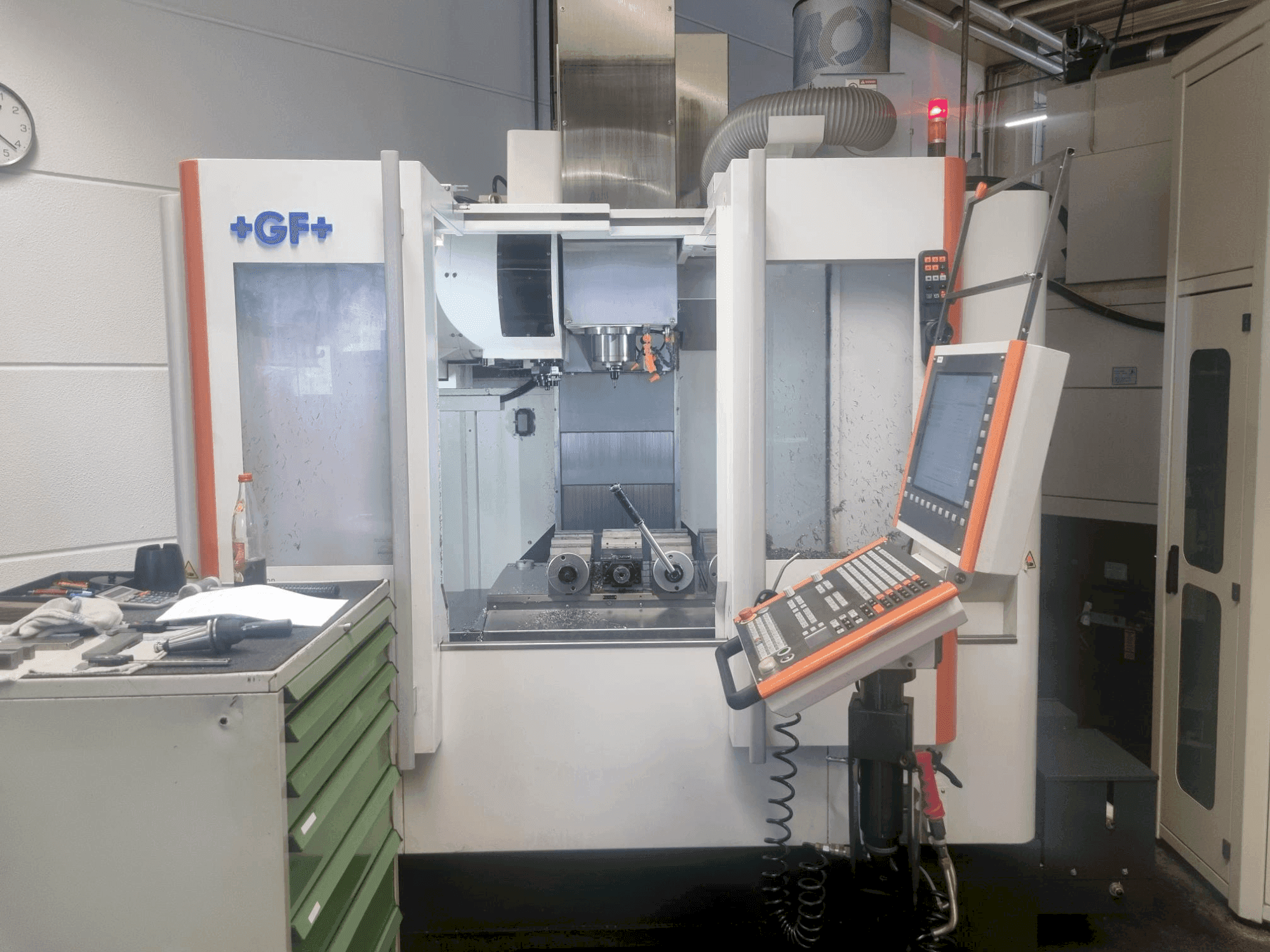 Widok z przodu maszyny MIKRON VCE 800 Pro