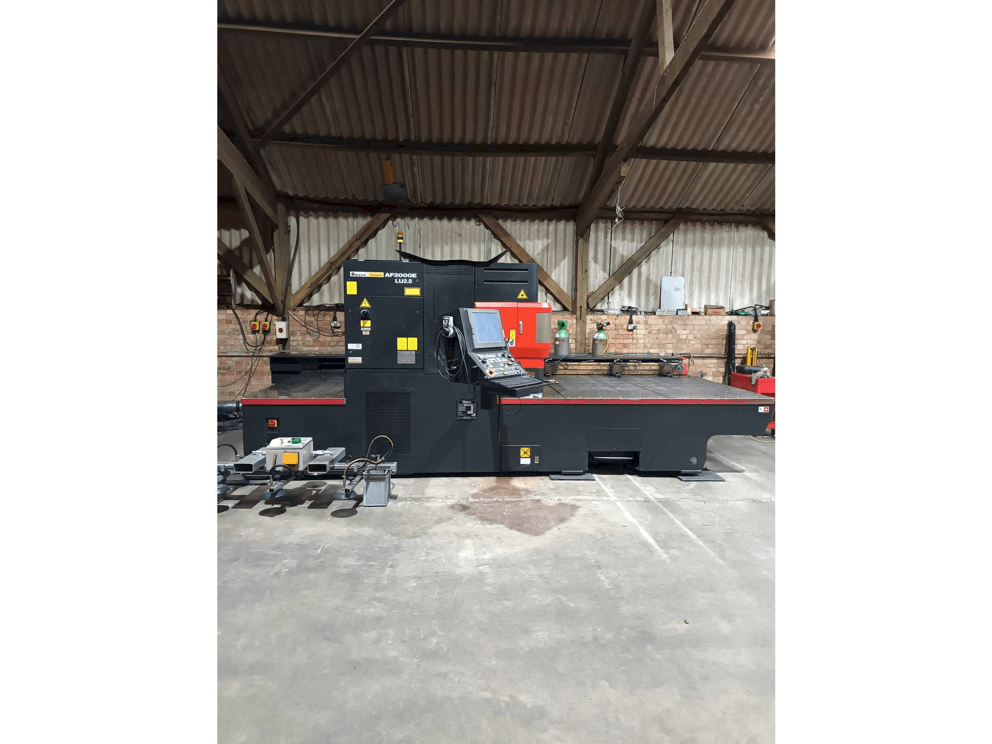 Widok z przodu maszyny AMADA LC 2415 alpha 4 NT