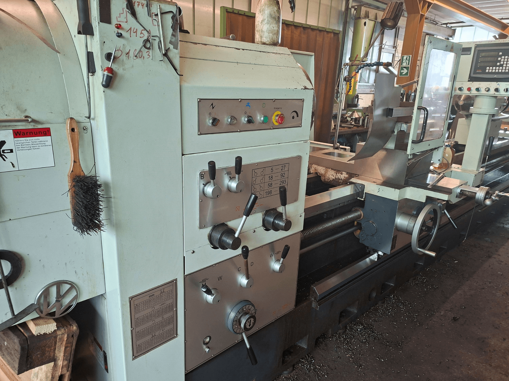 Tokarka pozioma BV-40160 marki Other – widok z przodu przedstawiający panel sterowania, szczotkę oraz obszar obróbki metalowych elementów.