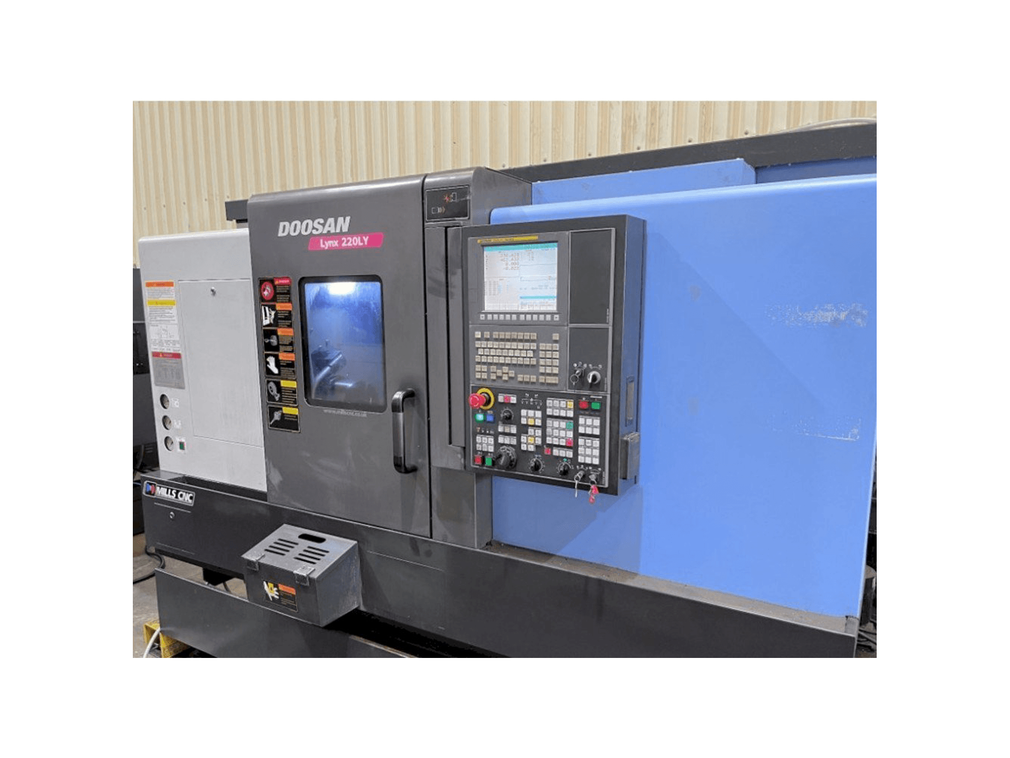 Widok z przodu maszyny Doosan Lynx 220LYC