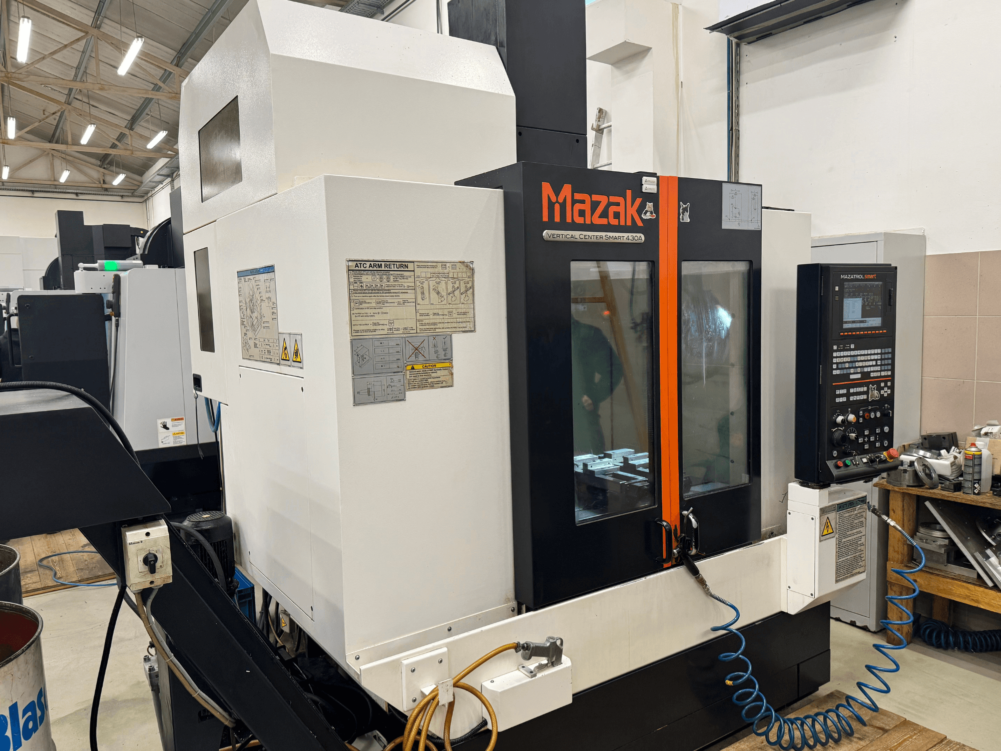 Mazak Vertical Center Smart 430A, widok z przodu; frezarka CNC z widocznym panelem sterowania, przezroczystą obudową i uchwytem narzędziowym.
