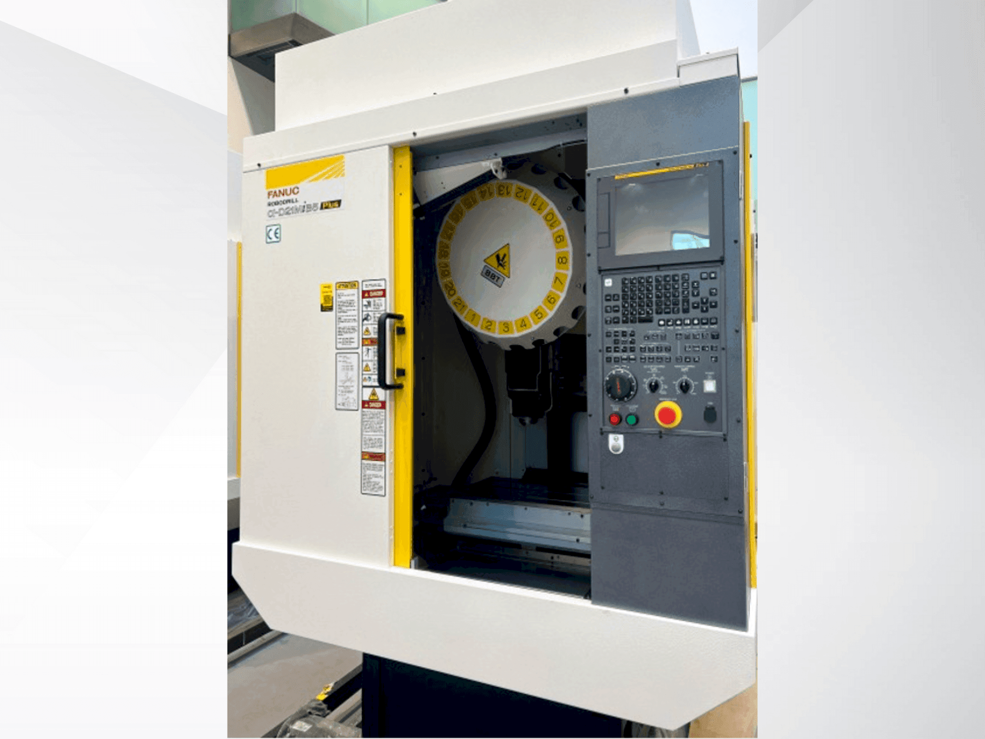 Widok z przodu maszyny FANUC ROBODRILL α-D21MiB5P