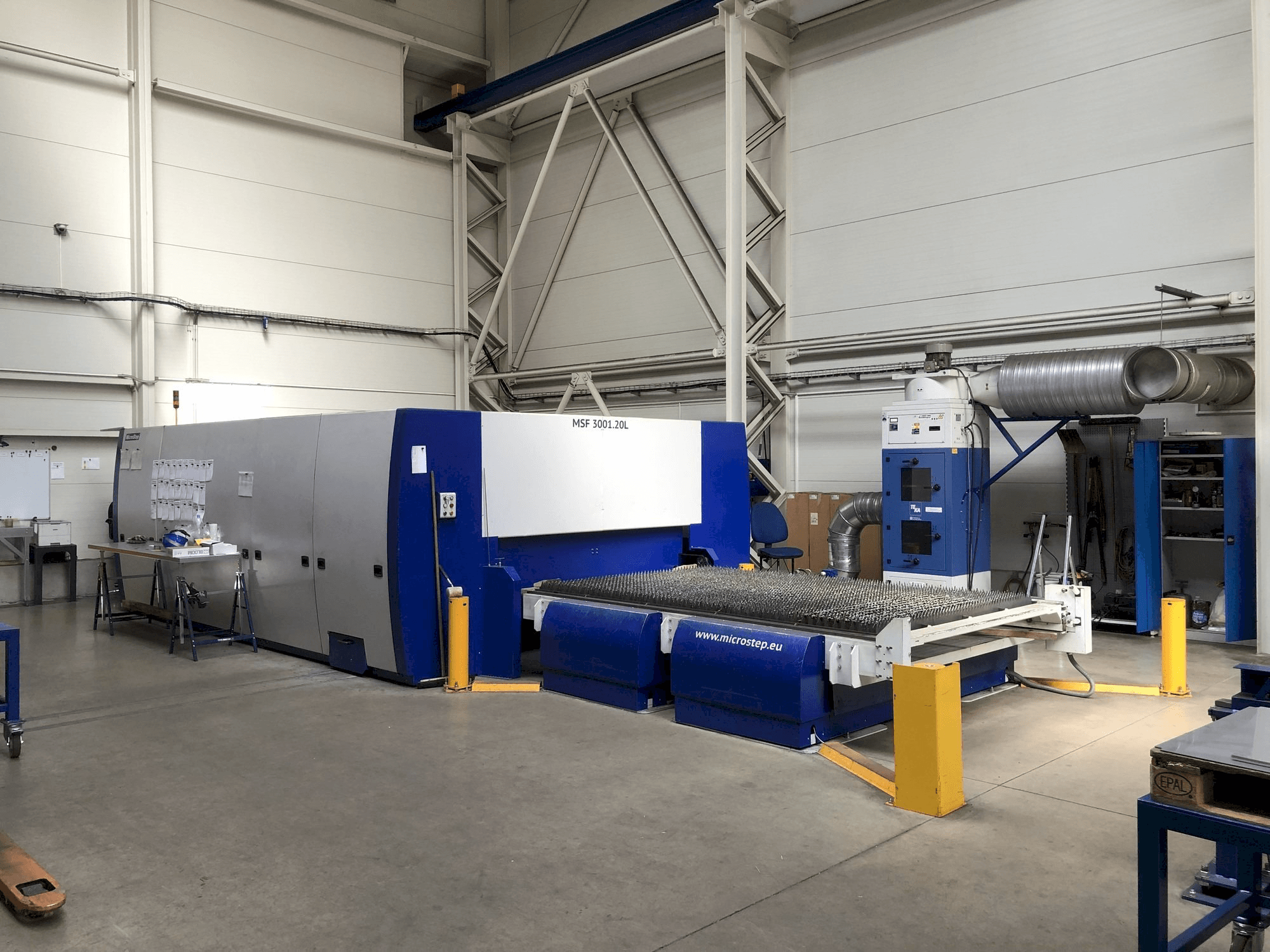 Widok lewej strony maszyny MicroStep MSF 3001.20L