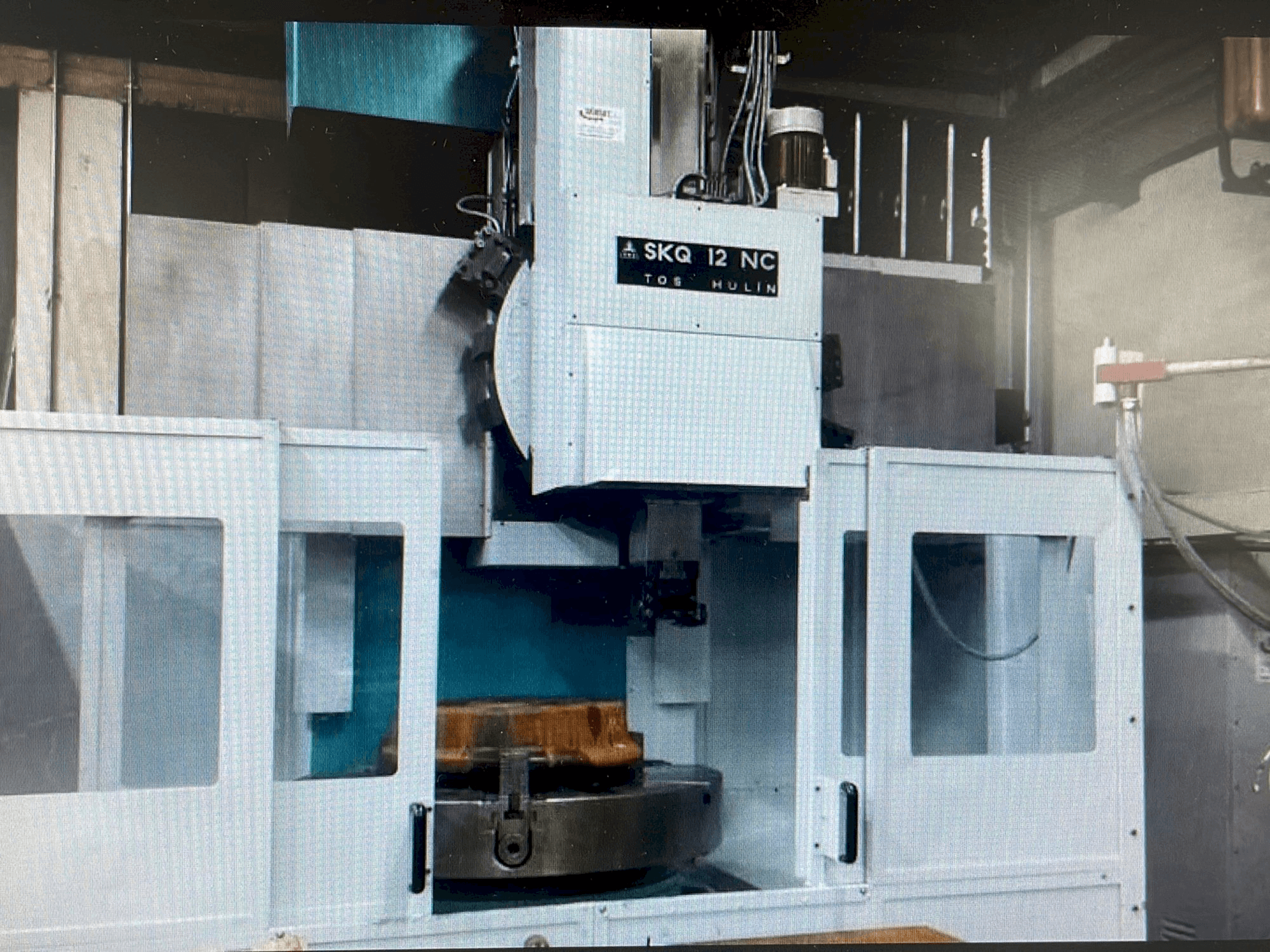 Widok z przodu maszyny TOS SKQ 12 NC