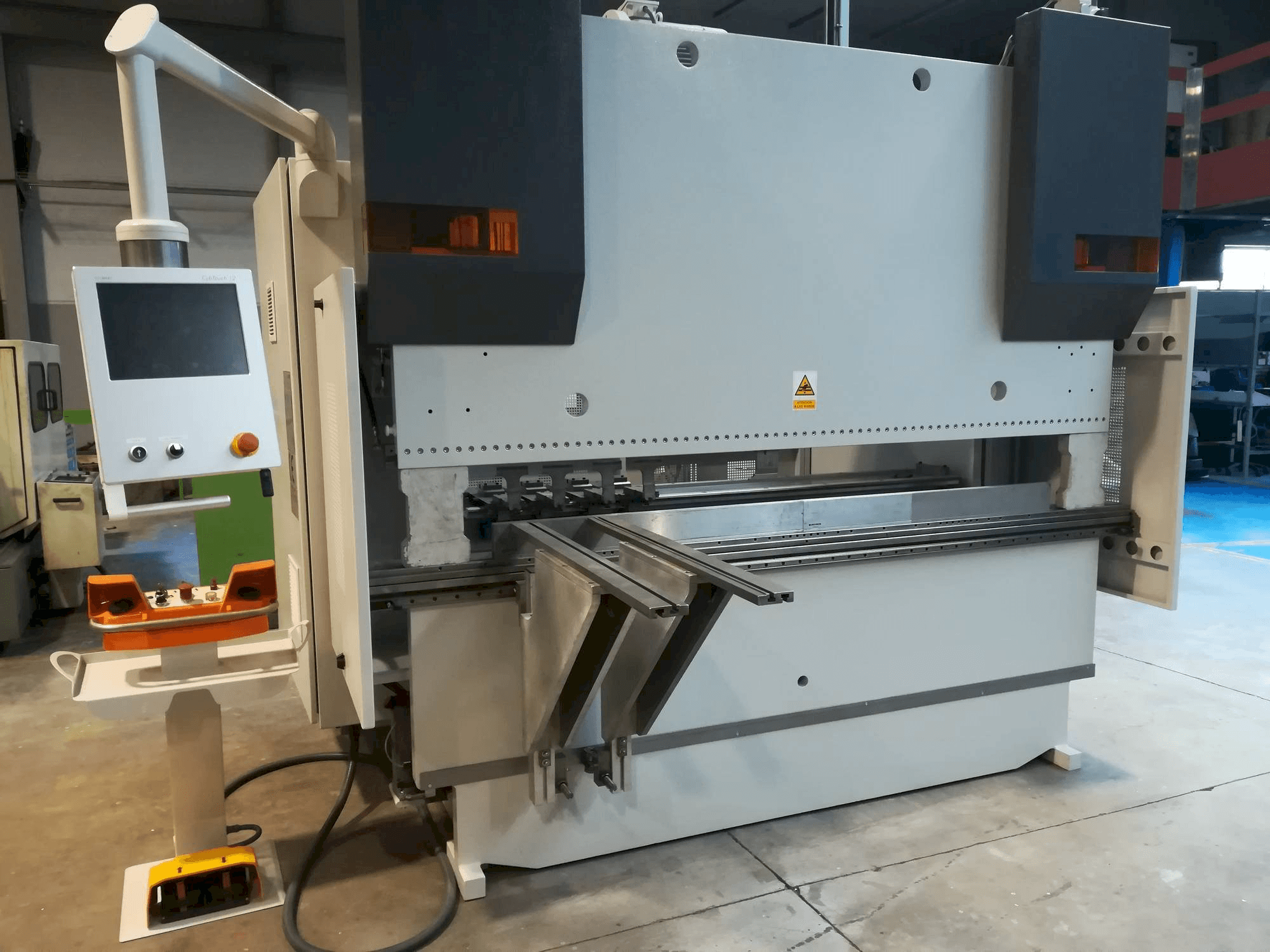 Widok z przodu maszyny LVD LVD PPEB 80/25 CAD-CNC