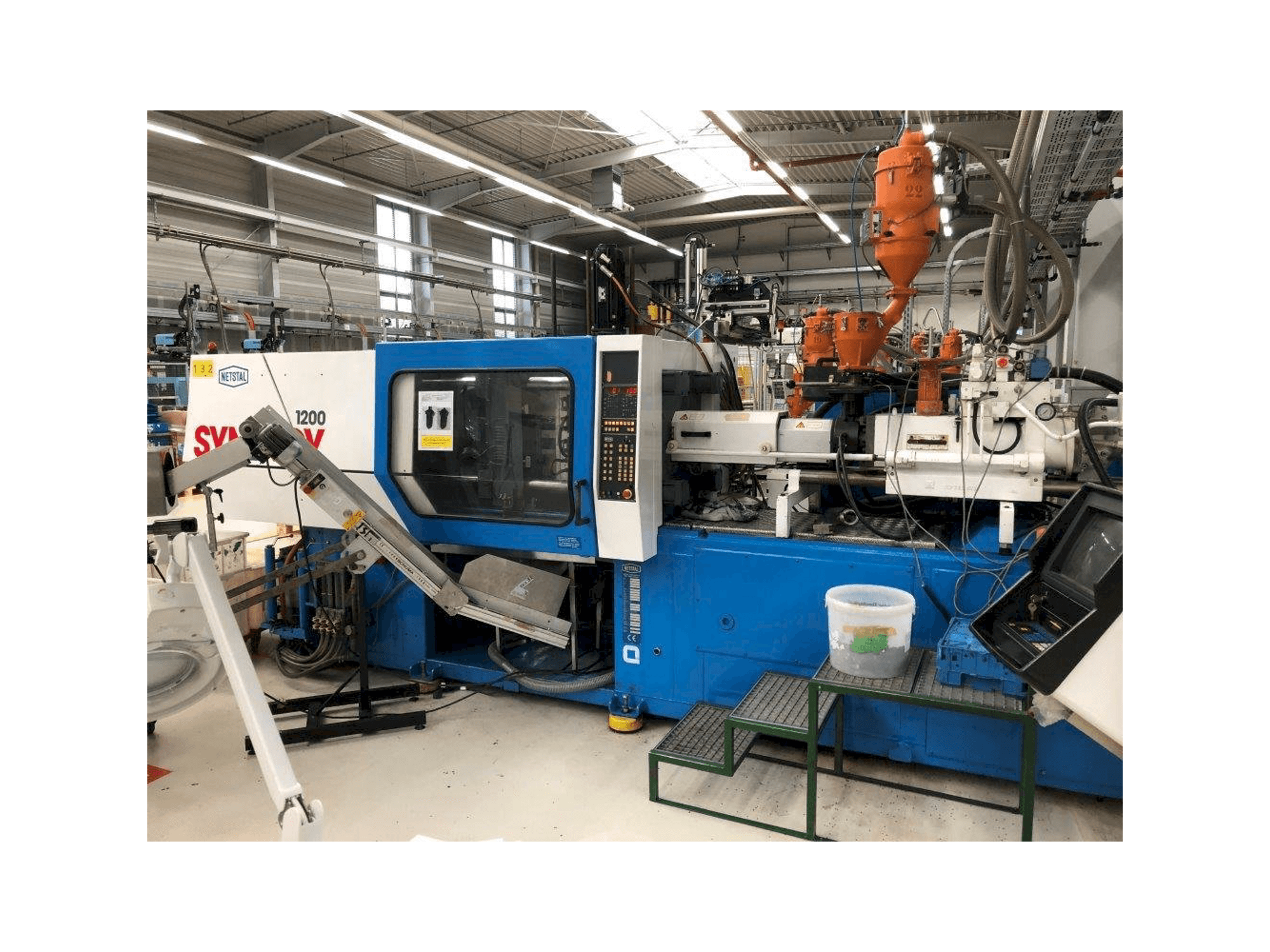 Widok z przodu maszyny Netstal Synergy S1200-230