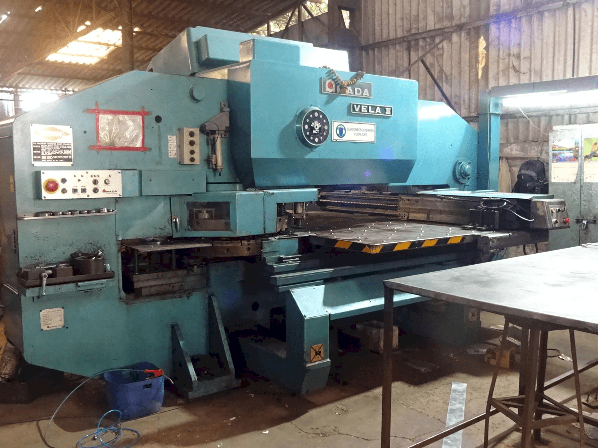 Widok z lewej maszyny AMADA VELA II 355