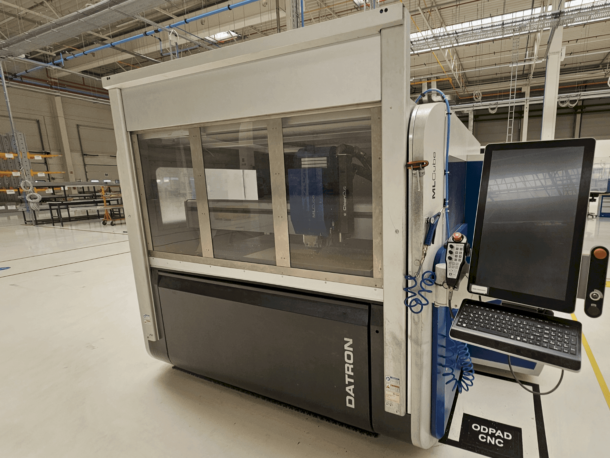 Widok z przodu maszyny Datron MLCube B LS