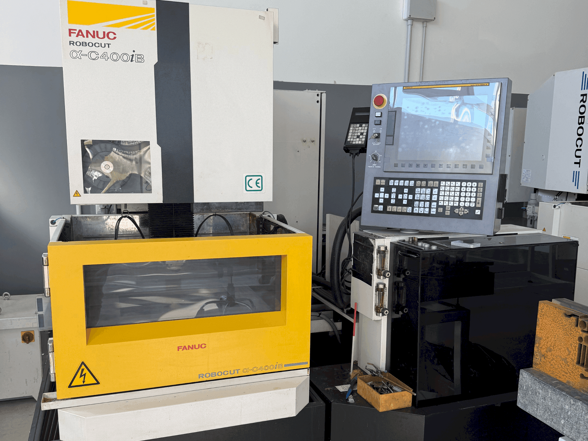 Widok z przodu maszyny FANUC Robocut alpha-C400iB
