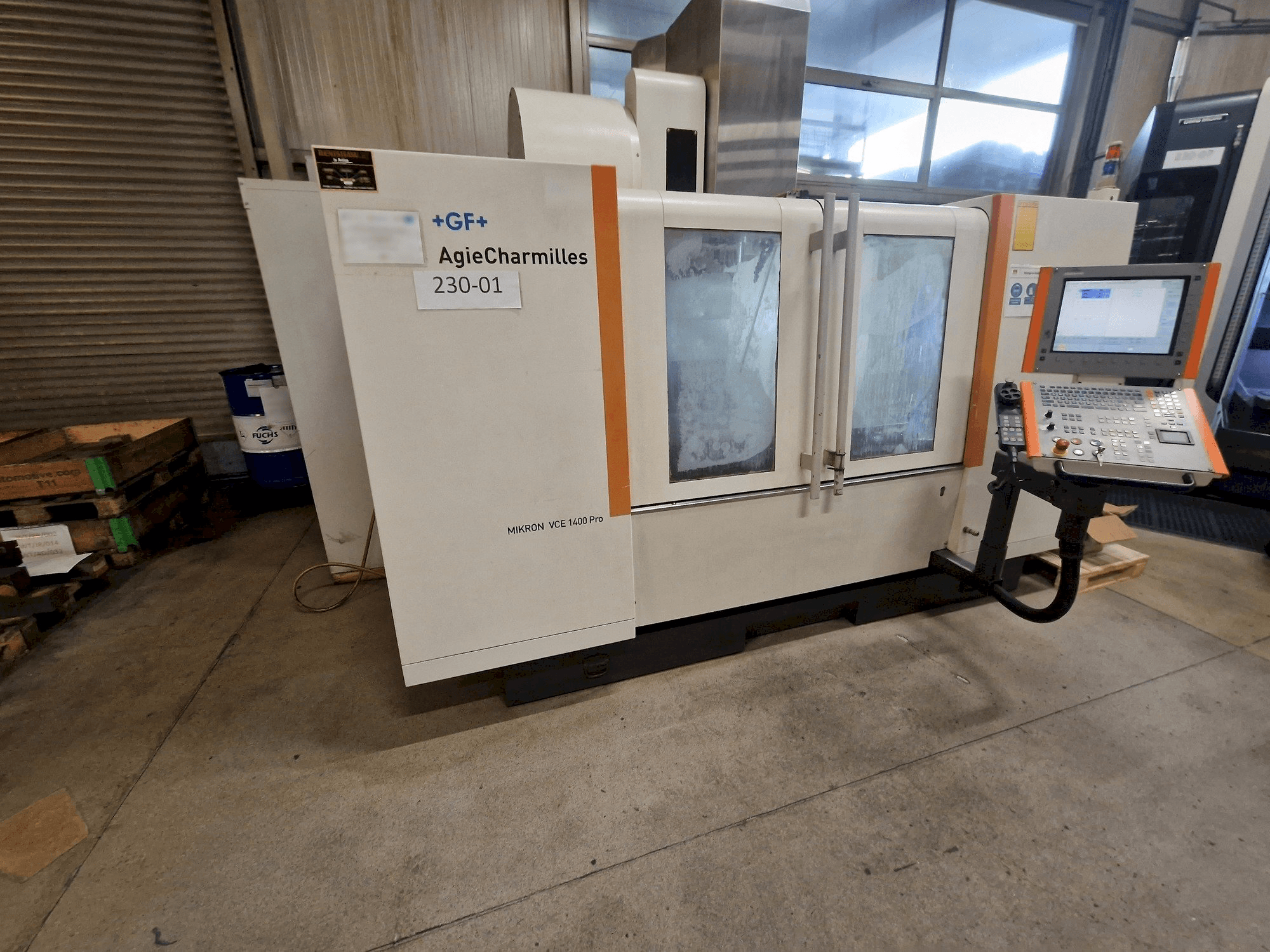 Widok lewej strony maszyny AgieCharmilles MIKRON VCE 1400 PRO