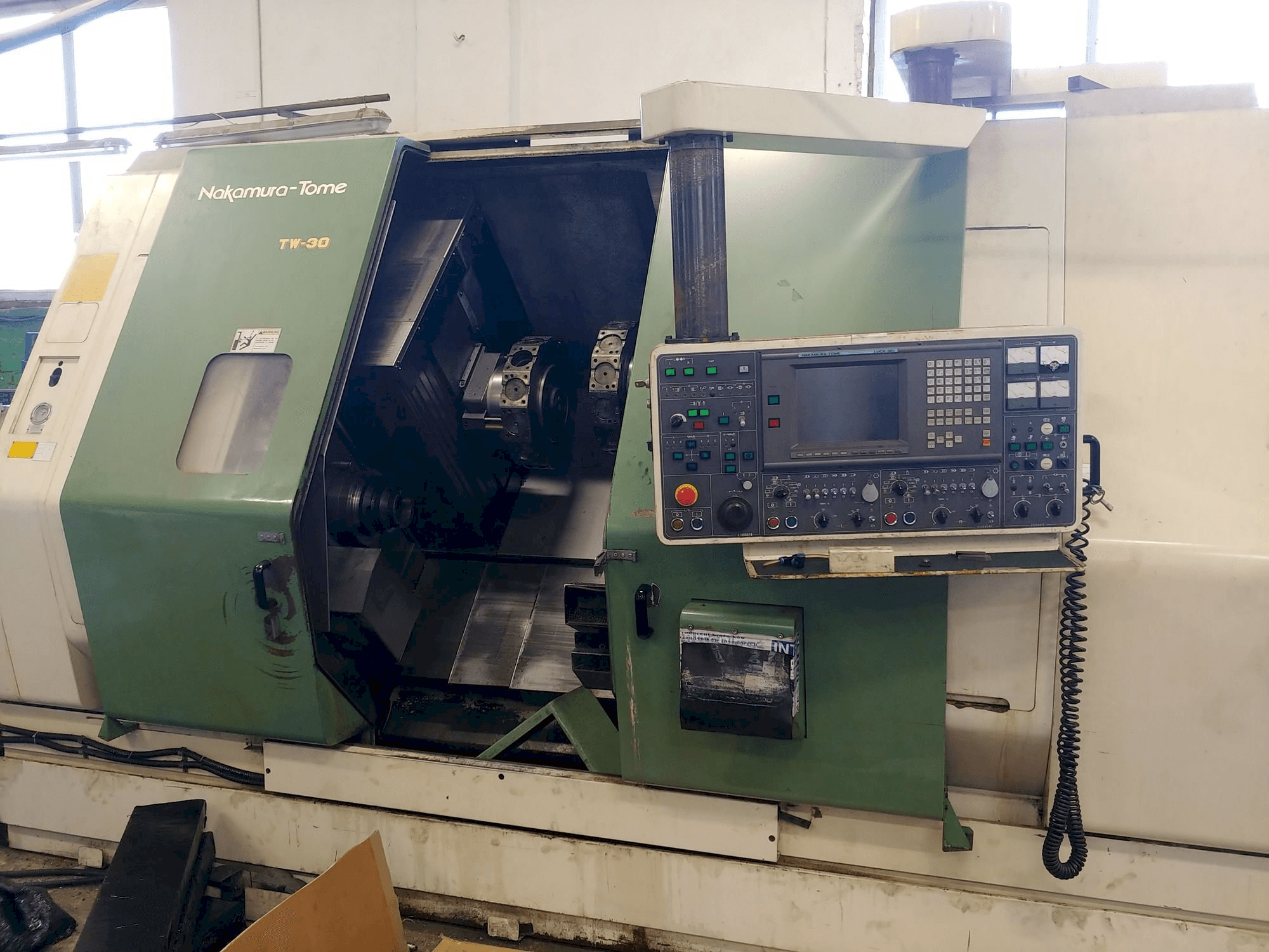 Widok z przodu maszyny NAKAMURA-TOME TW-30