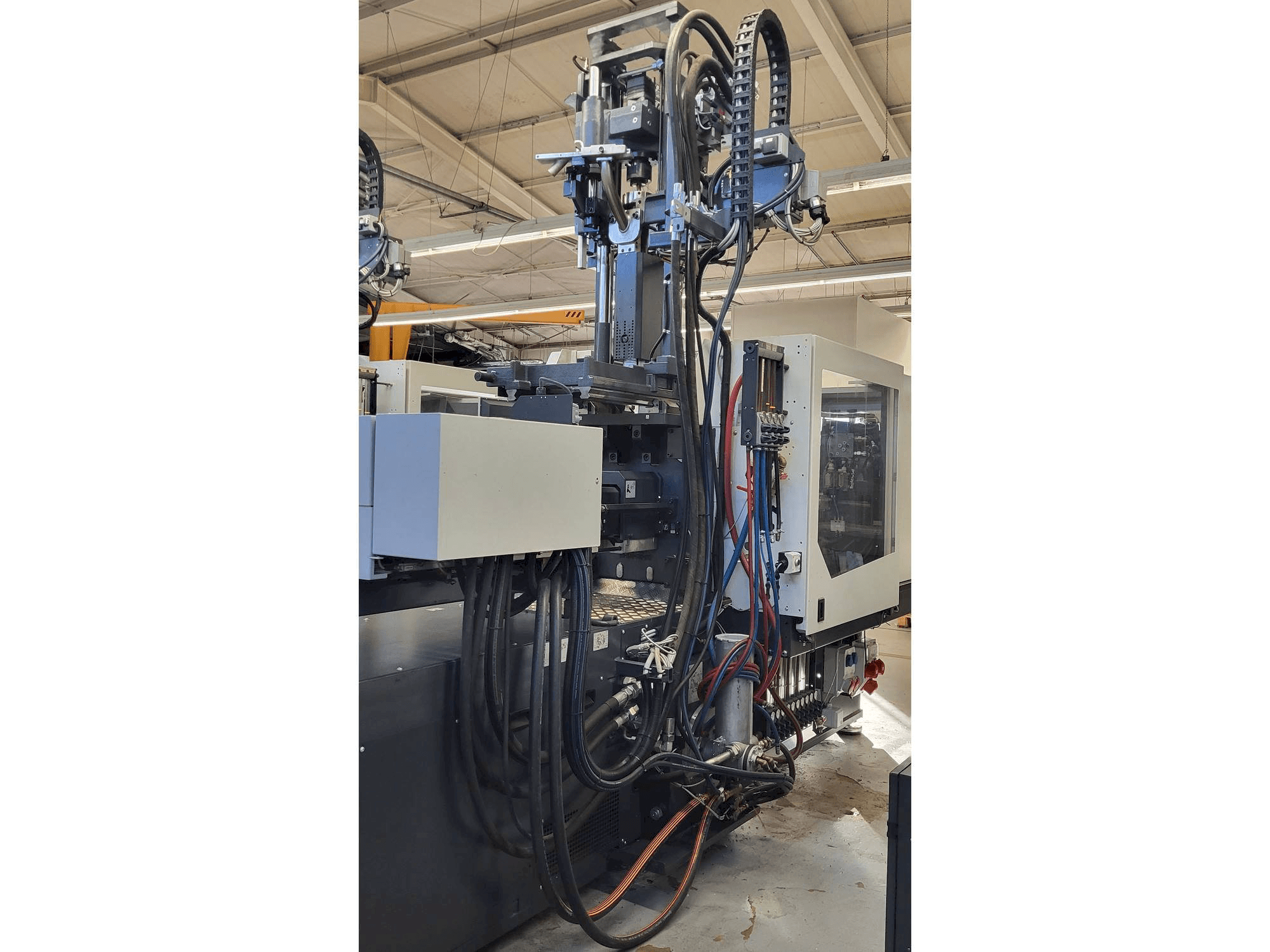 Widok lewej strony maszyny Sumitomo SHI DEMAG Systec Multi 120/470-200h/80V