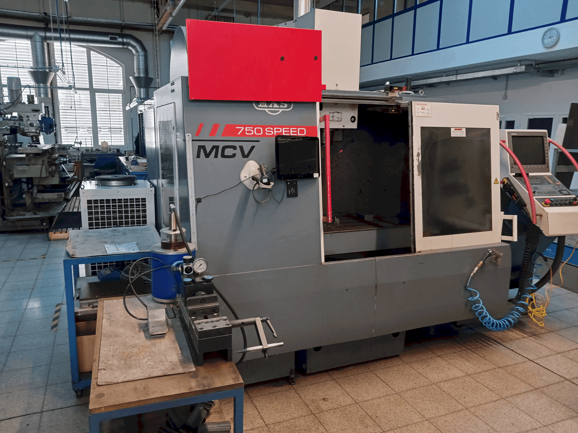 Widok z przodu maszyny KOVOSVIT MAS MCV 750 Speed